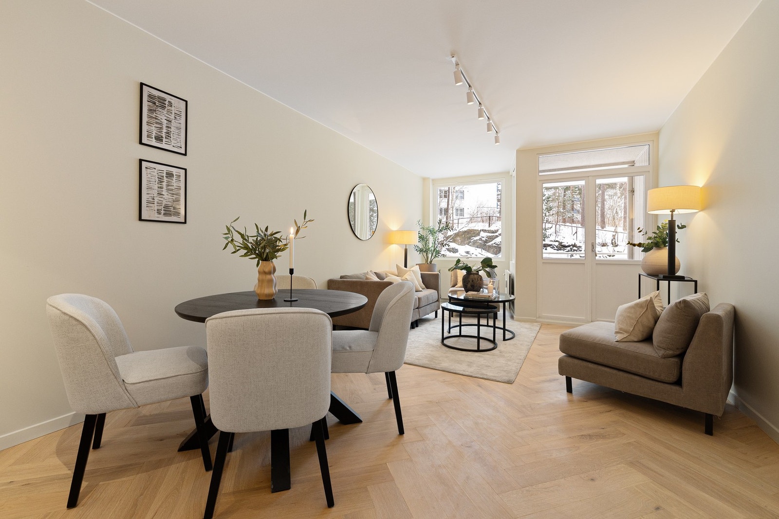 Det er lagt lekker fiskebensparkett i hele leiligheten i 2025. Galleribilde