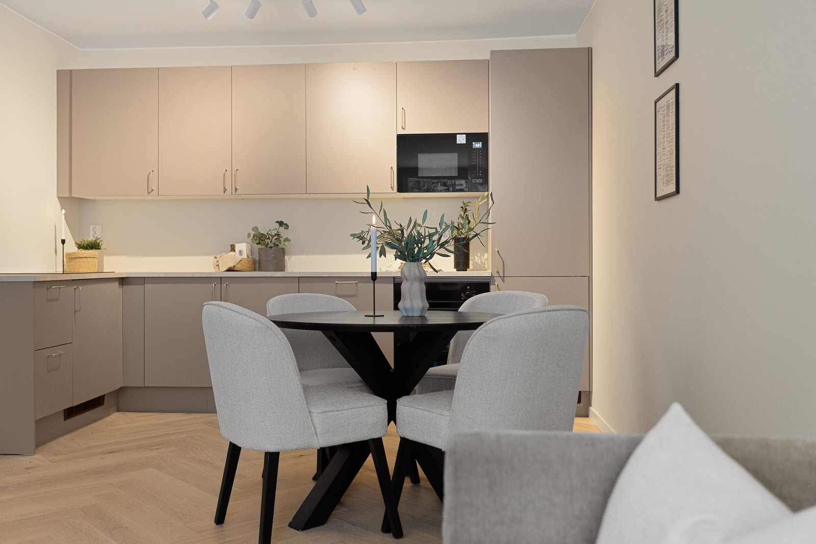 Hele leiligheten ble oppusset i 2025/26 med delikate materialvalg og gjennomgående høy standard. Galleribilde