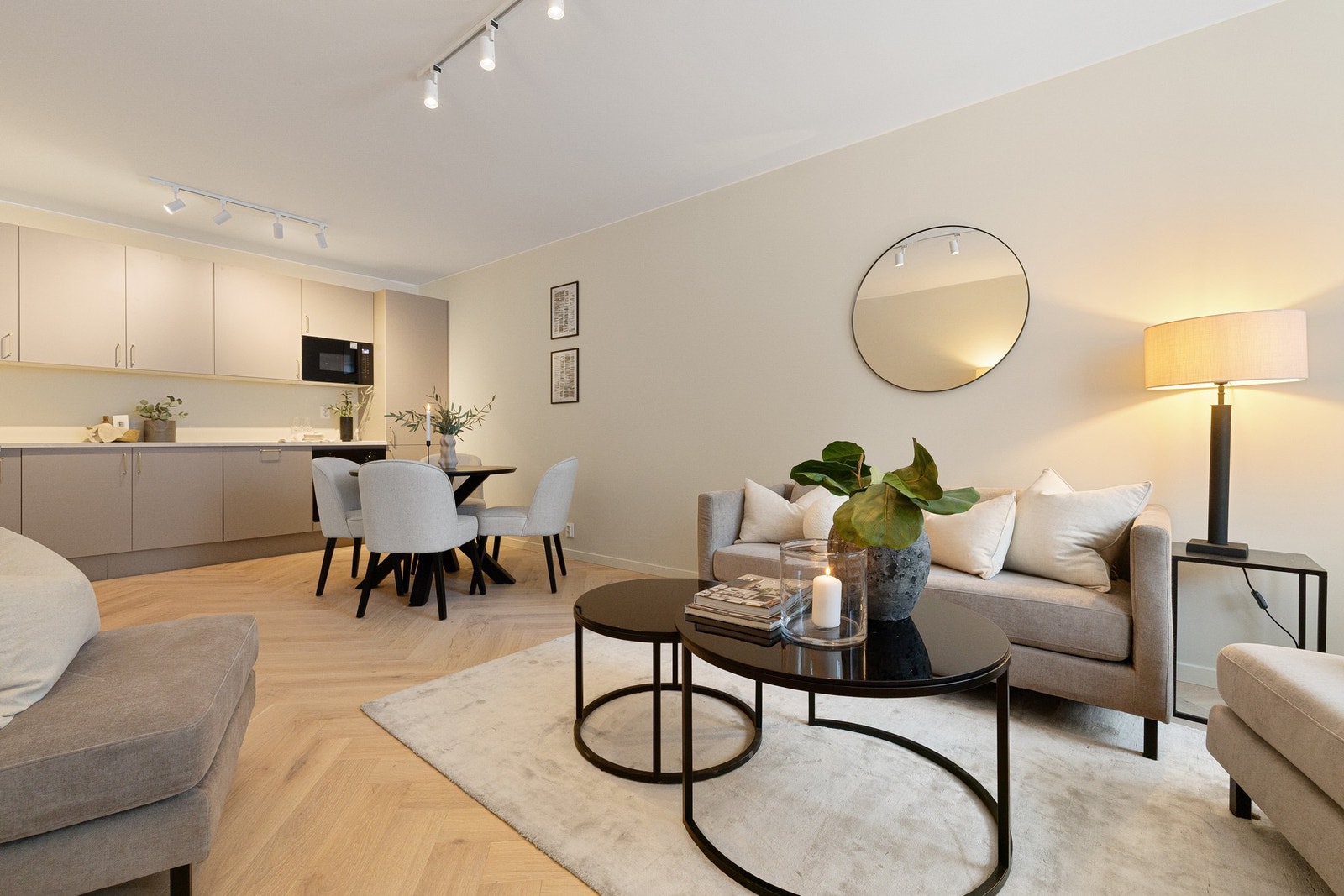 Moderne og meget gjennomført 4-roms med skjermet beliggenhet rett ved Marka. Foto: André Aakermann / Aakermann Photography Galleribilde