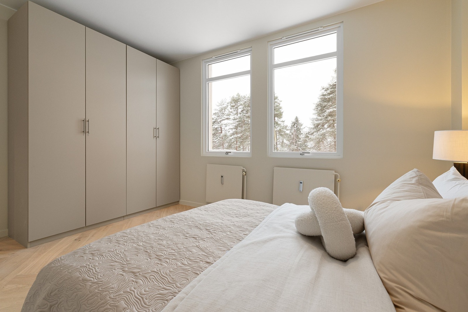 Det er montert garderobeskap på samtlige soverom som medfølger salget - her kan du flytte rett inn! Galleribilde