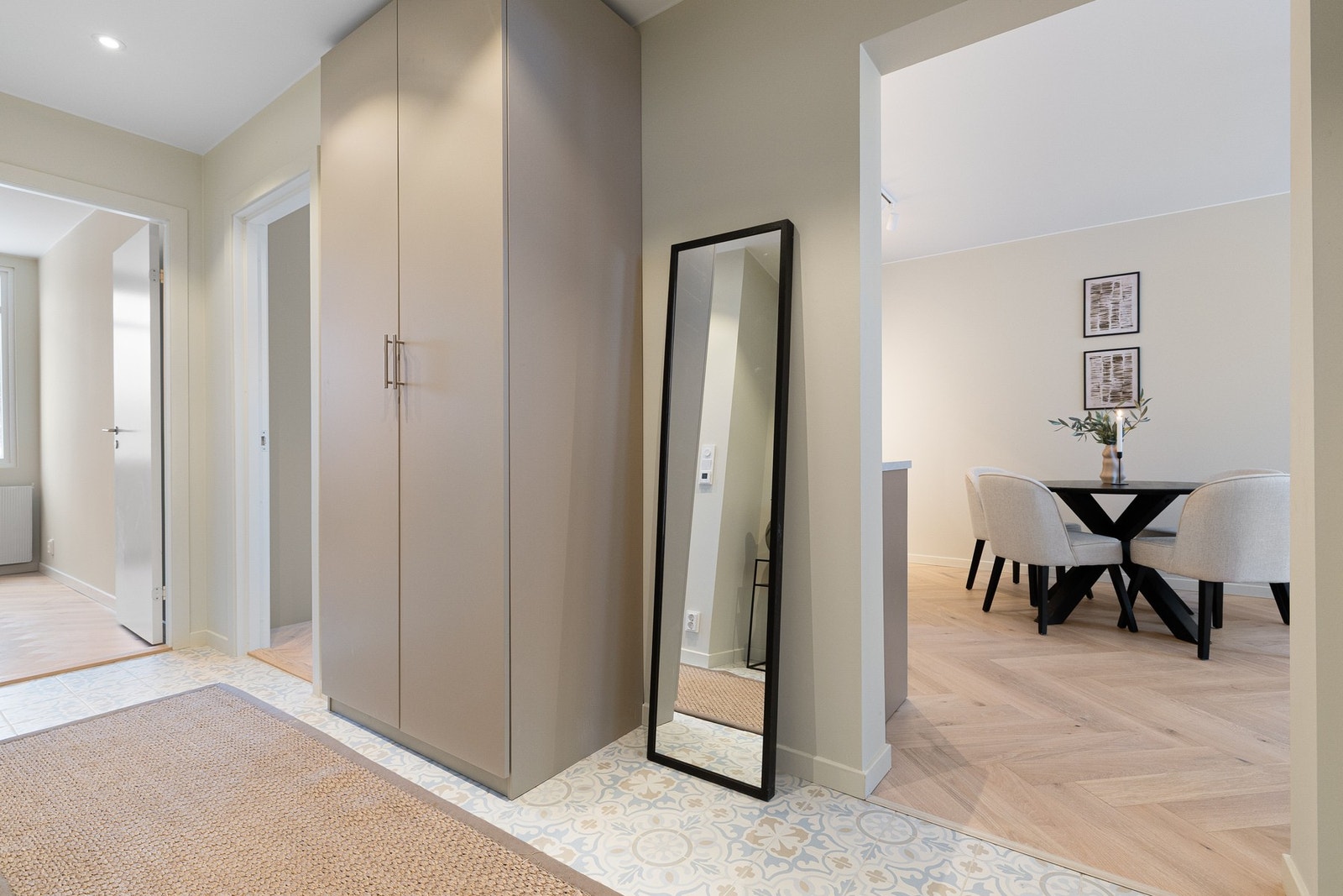 Garderobeskap i entré - perfekt for oppbevaring og oppheng av yttertøy, sko, mv. Galleribilde