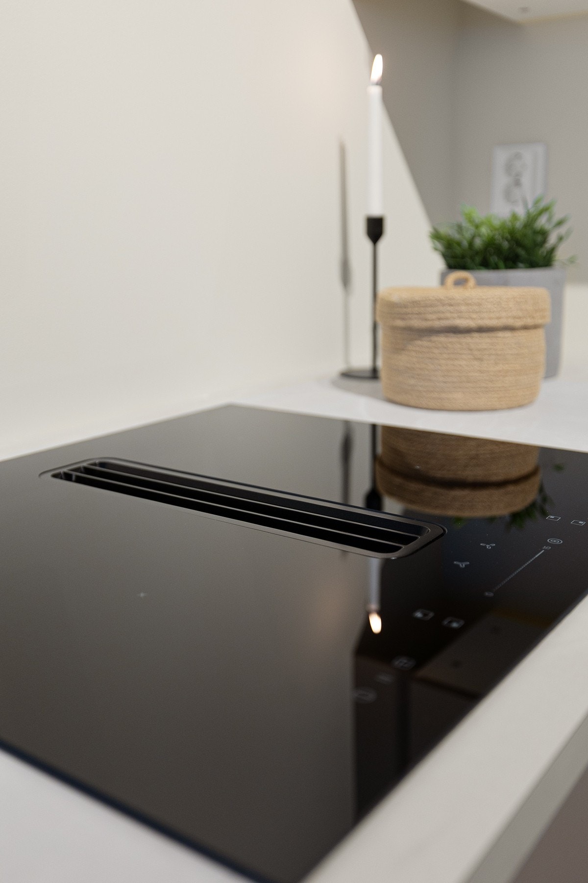 Stilren platetopp med integrert ventilator. Galleribilde