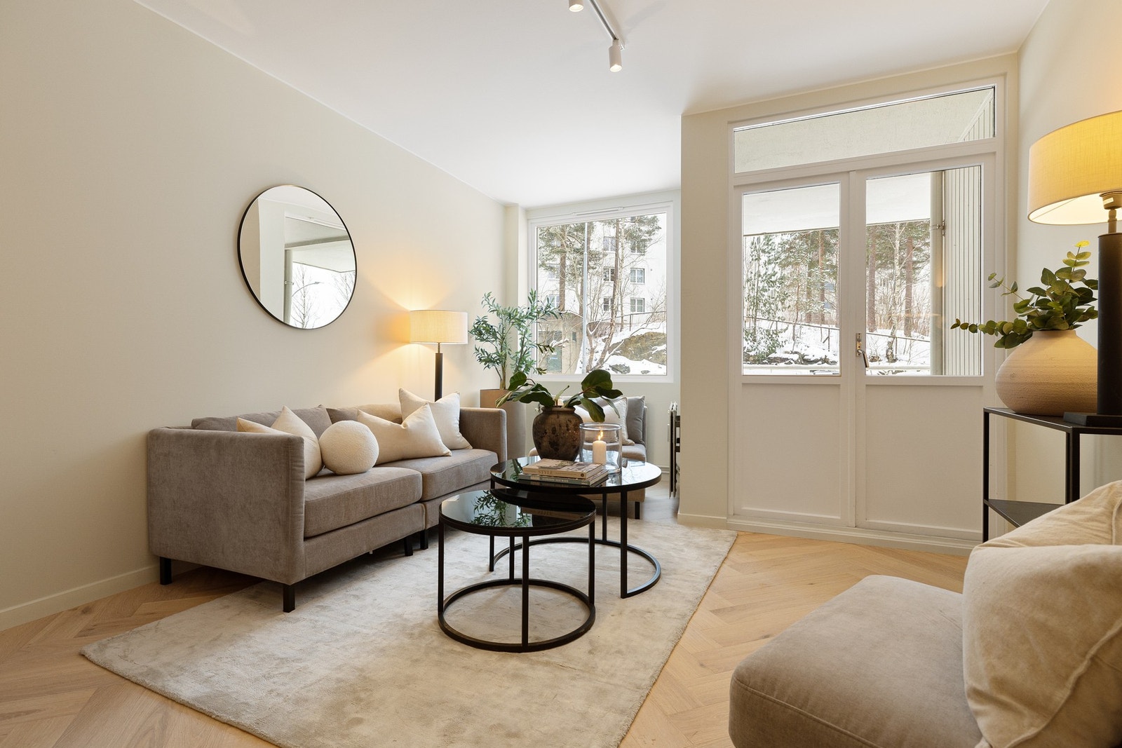 Alle overflater er slette og nymalte i 2025. Plass til romslig sofagruppe/louge med TV på vegg. Galleribilde