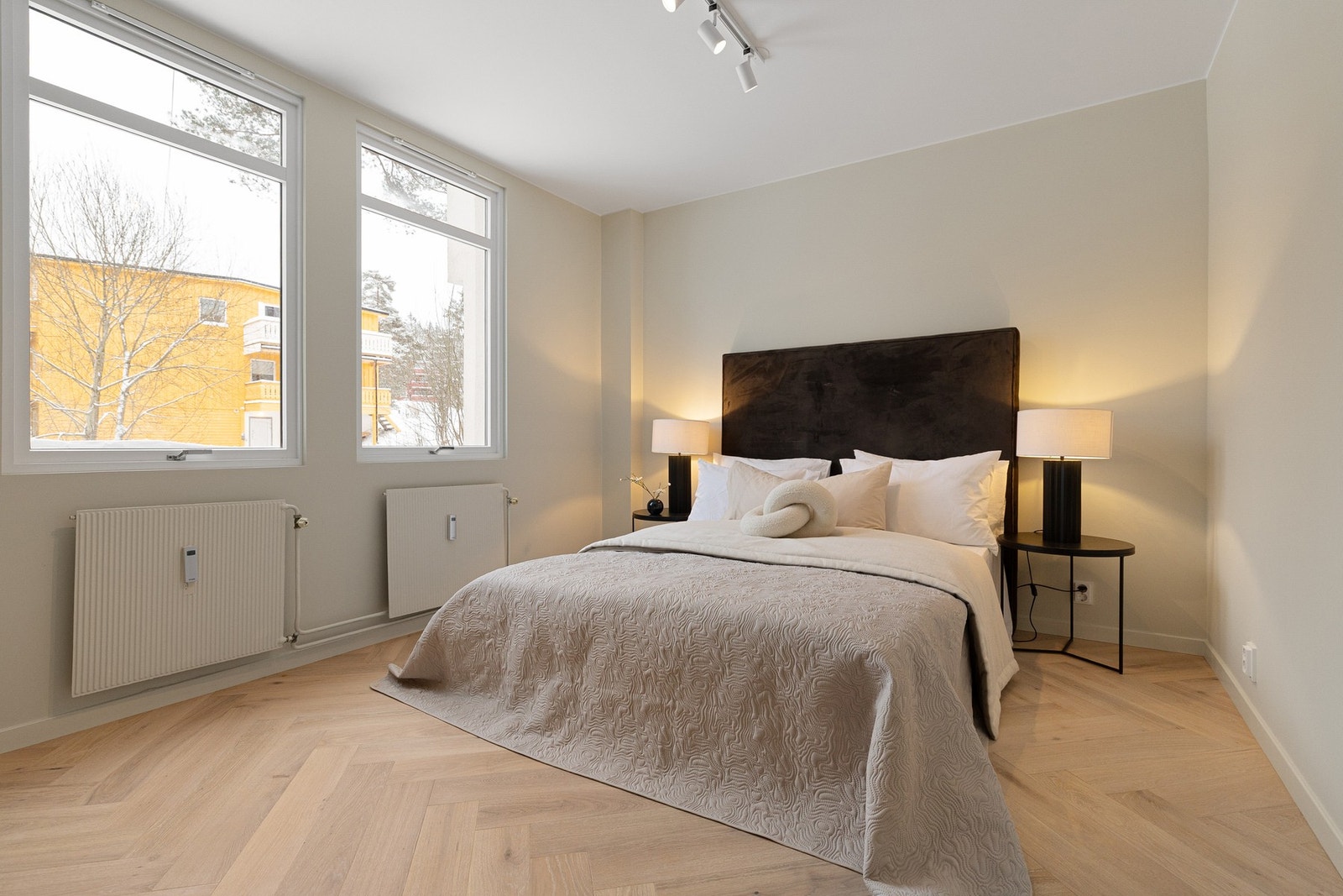 Master soverom med god plass til dobbeltseng, nattbord på begge sider og garderobe. Skjult elektrisk anlegg til takbelysning. Galleribilde