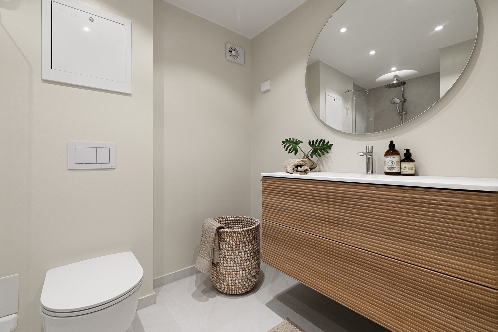 Nyoppusset baderom i 2025. Baderommet er av god størrelse med varmekabler i gulv og opplegg for vaskemaskin i nisje ved servantinnredningg. Galleribilde