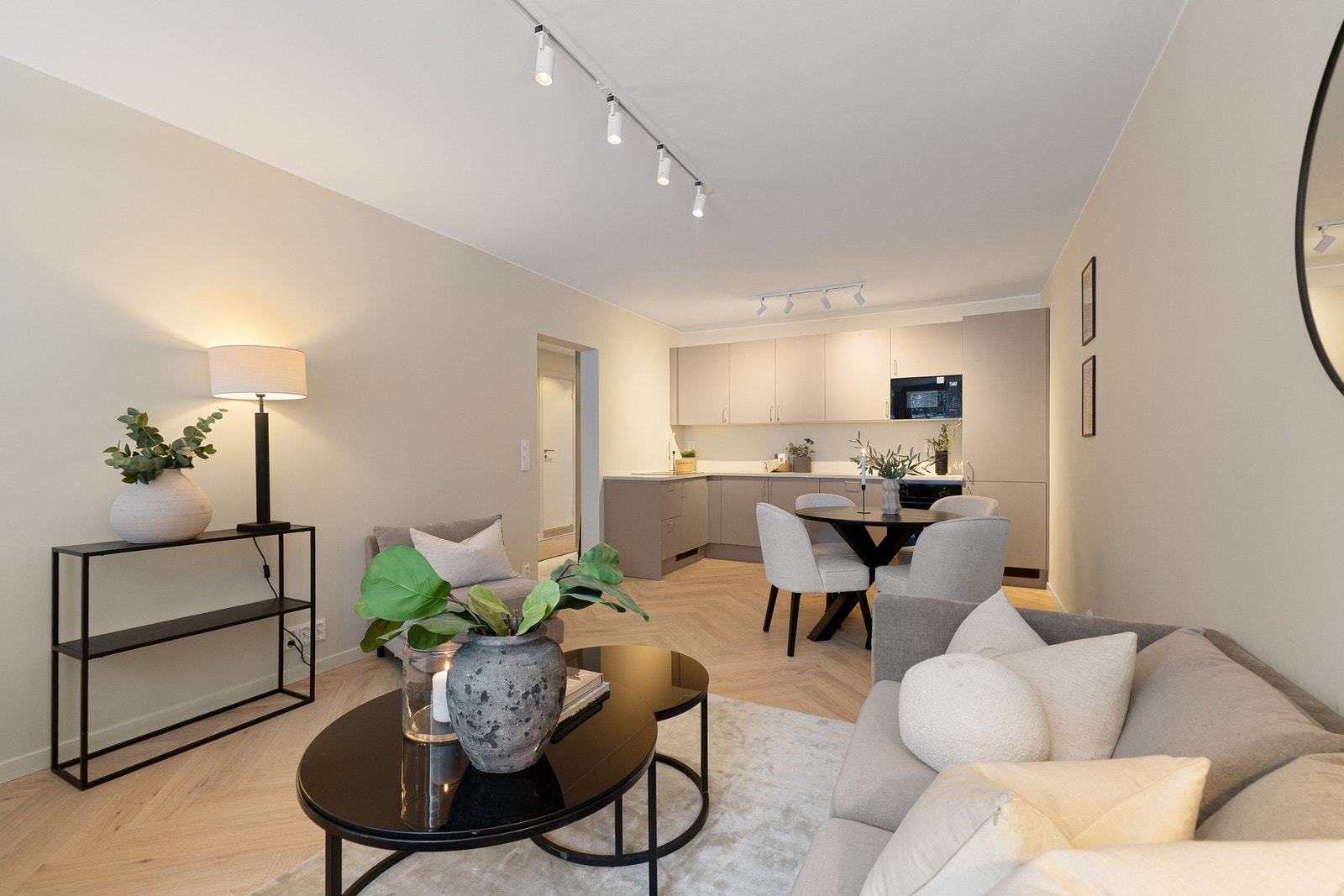 Kjøkkenet ligger i åpen og sosial løsning mot spisestue og TV-stue. Plass til stor spisestue i tilknytning til kjøkkenet. Galleribilde