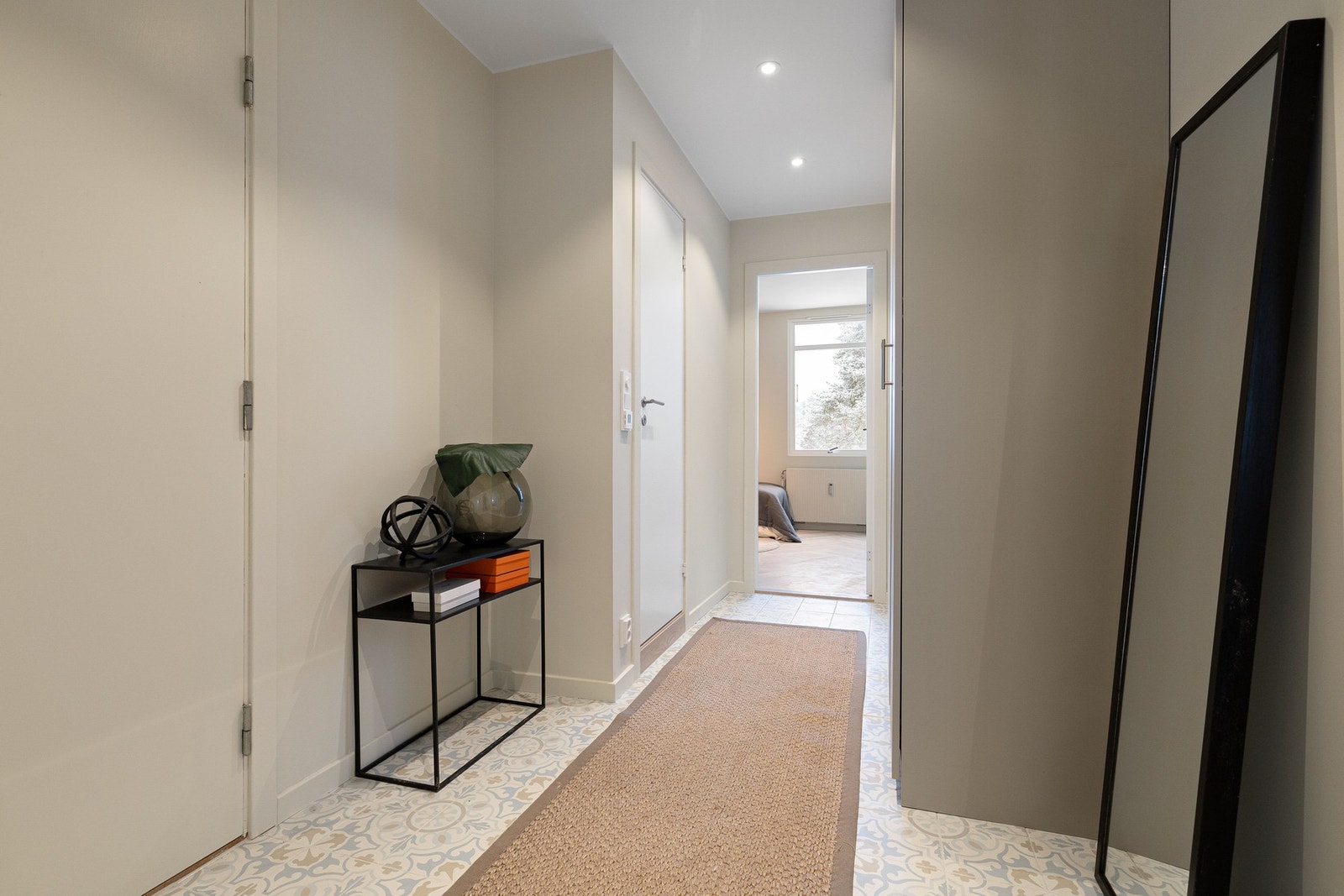 Behagelige varmekabler i entré. Sjarmerende, historiske fliser. Galleribilde