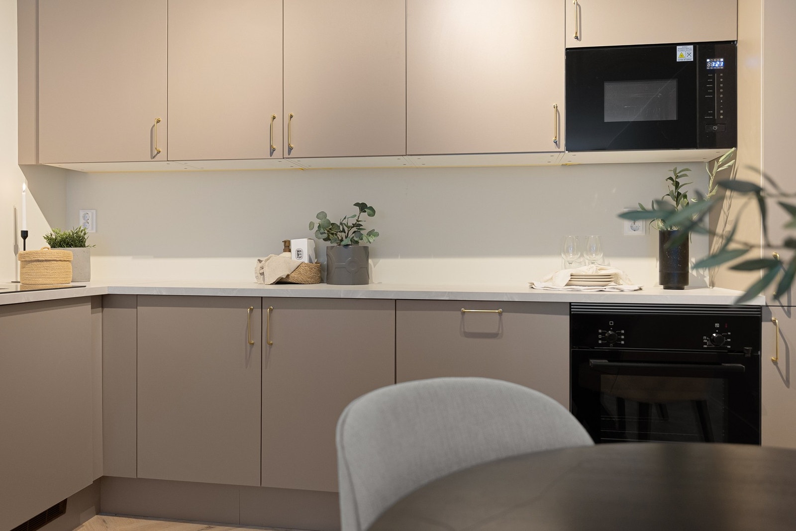 Godt med oppbevaring- og benkeplass. Alle hvitevarer er integrert og medfølger salget. Galleribilde