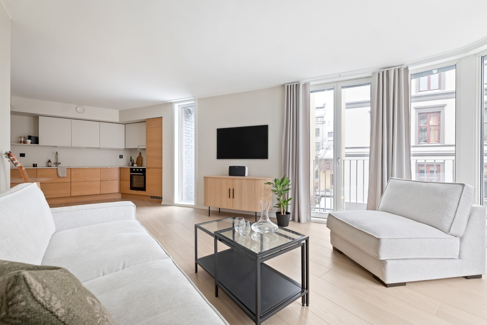 Dette er en tiltalende og påkostet 2-roms hjørneleilighet med populær beliggenhet på Sofienberg/Grünerløkka, rett ved både Sofienbergparken og vakre Botanisk hage. Galleribilde