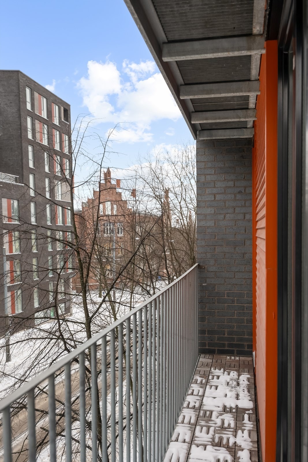 Balkongen vender mot sørøst og nord, og fungerer som en forlengelse av boligen i sommerhalvåret. Galleribilde