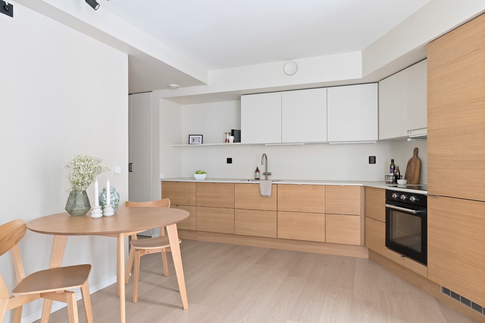 Kjøkkenet ble modernisert i 2023 og fremstår som stilrent og funksjonelt med godt med skapplass. Galleribilde