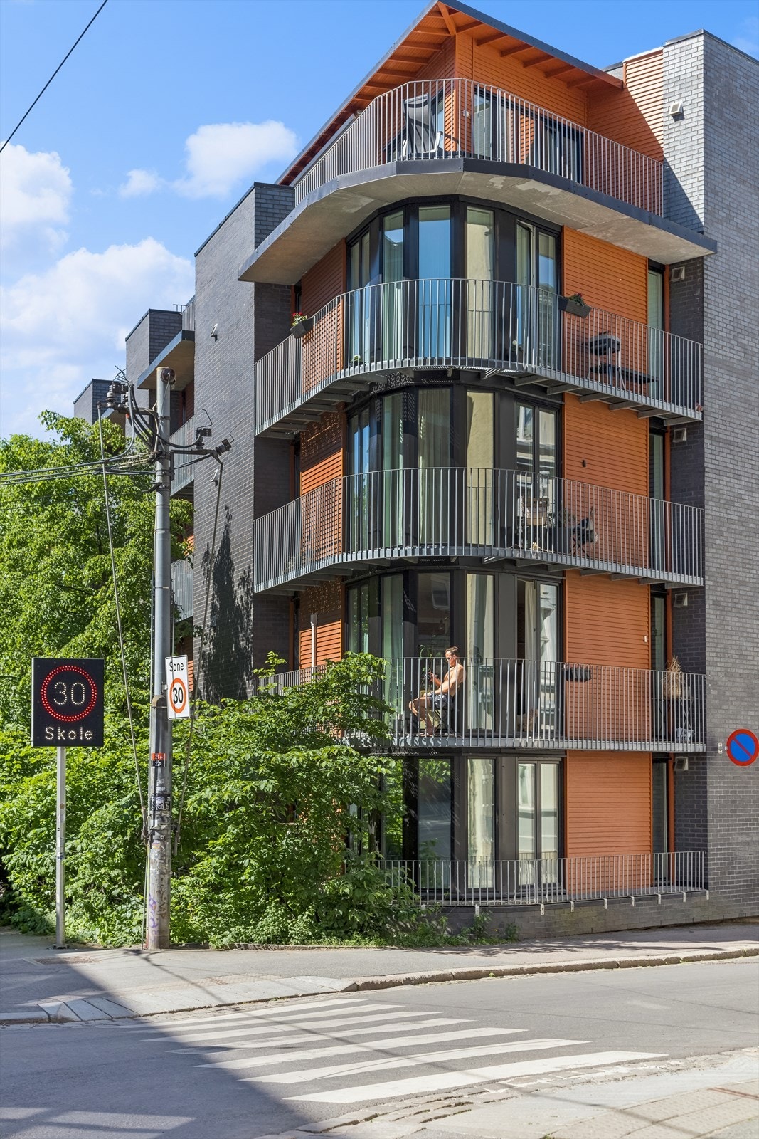 Leiligheten ligger i 3. etasje i et moderne bygg fra 2002, og har utgang til balkong fra både stue og soverom. Galleribilde