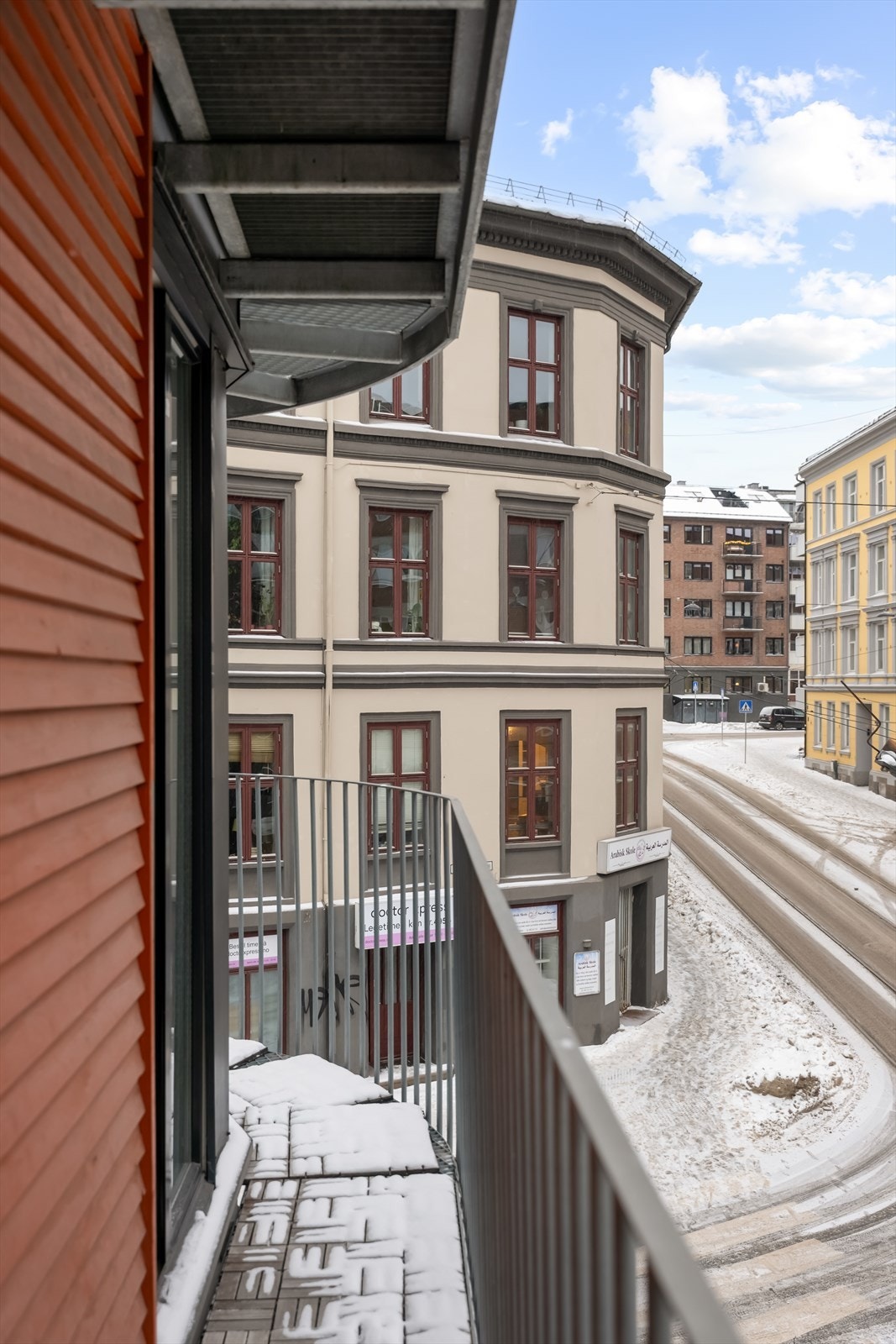 Fra stuen er det to utganger til en balkong på ca. 9 m² som omkranser stuen og soverommet. Galleribilde