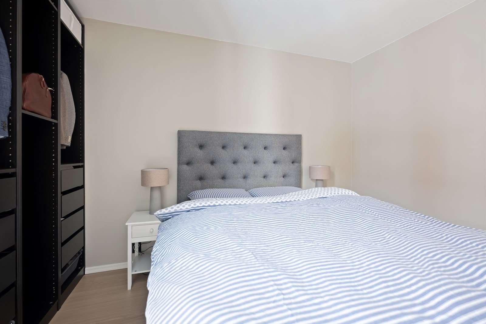 Slettmalte vegger og nytt gulv med varmefolie gir et innbydende soverom. Galleribilde