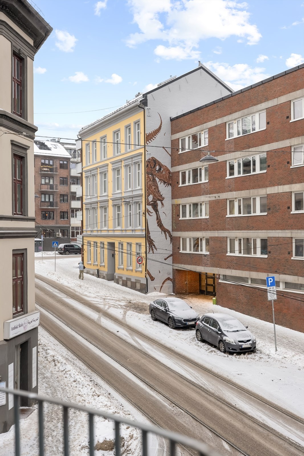 Her får du balkong, felles takterrasse og kort vei til Sofienbergparken, Botanisk hage og Grünerløkkas pulserende byliv med hyggelige kaféer, restauranter og butikker. Galleribilde