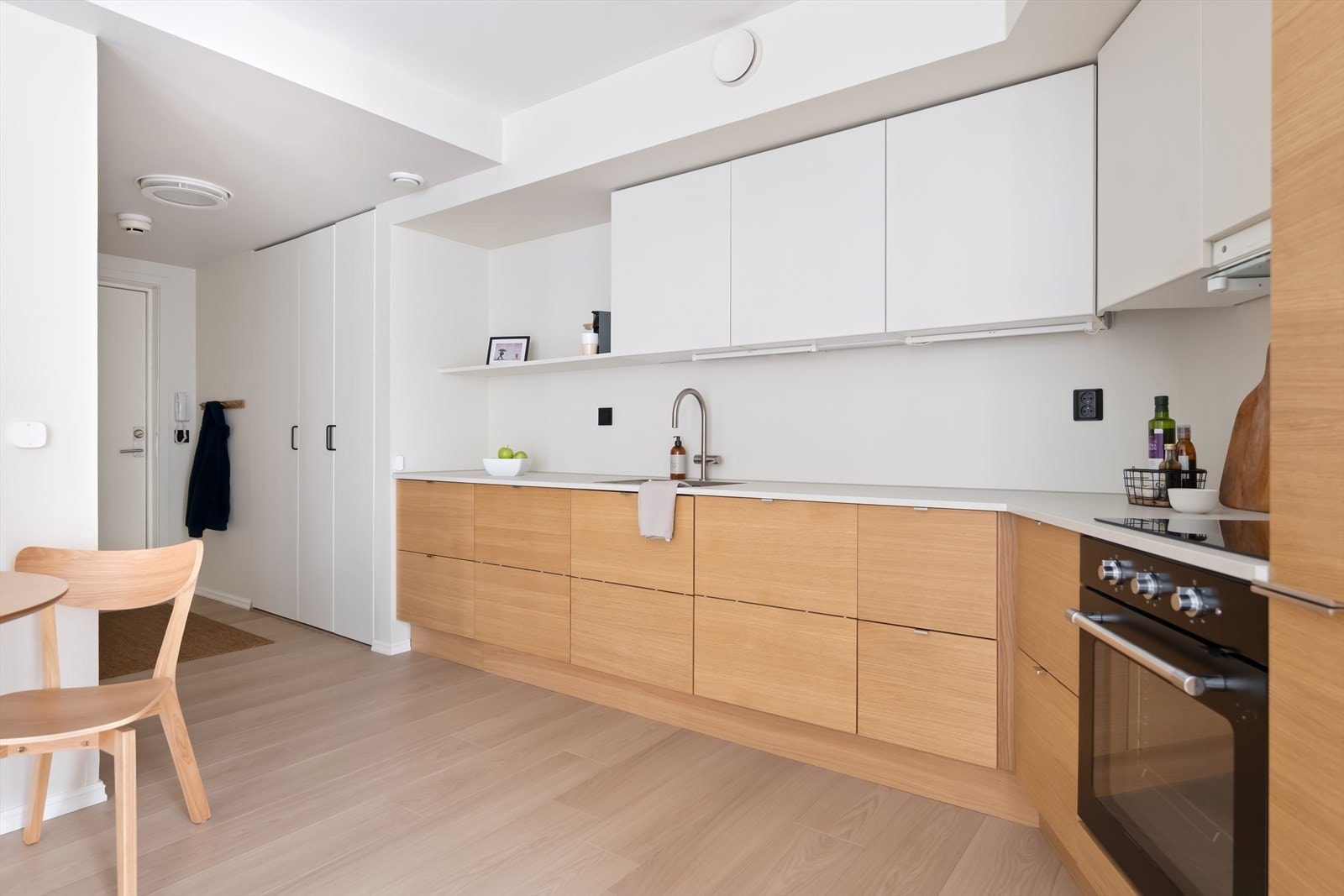 Kjøkkenet er godt utstyrt med integrerte hvitevarer fra 2023, inkludert oppvaskmaskin, stekeovn, platetopp og kjøl-/fryseskap. Galleribilde