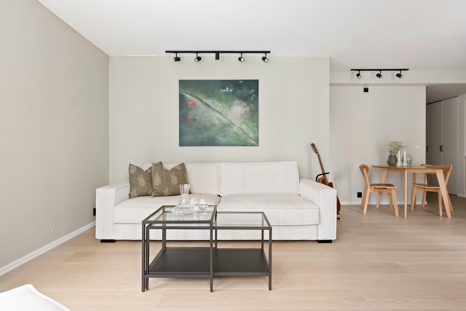 Delikate fargevalg og moderne løsninger gir leiligheten et gjennomført uttrykk. Galleribilde