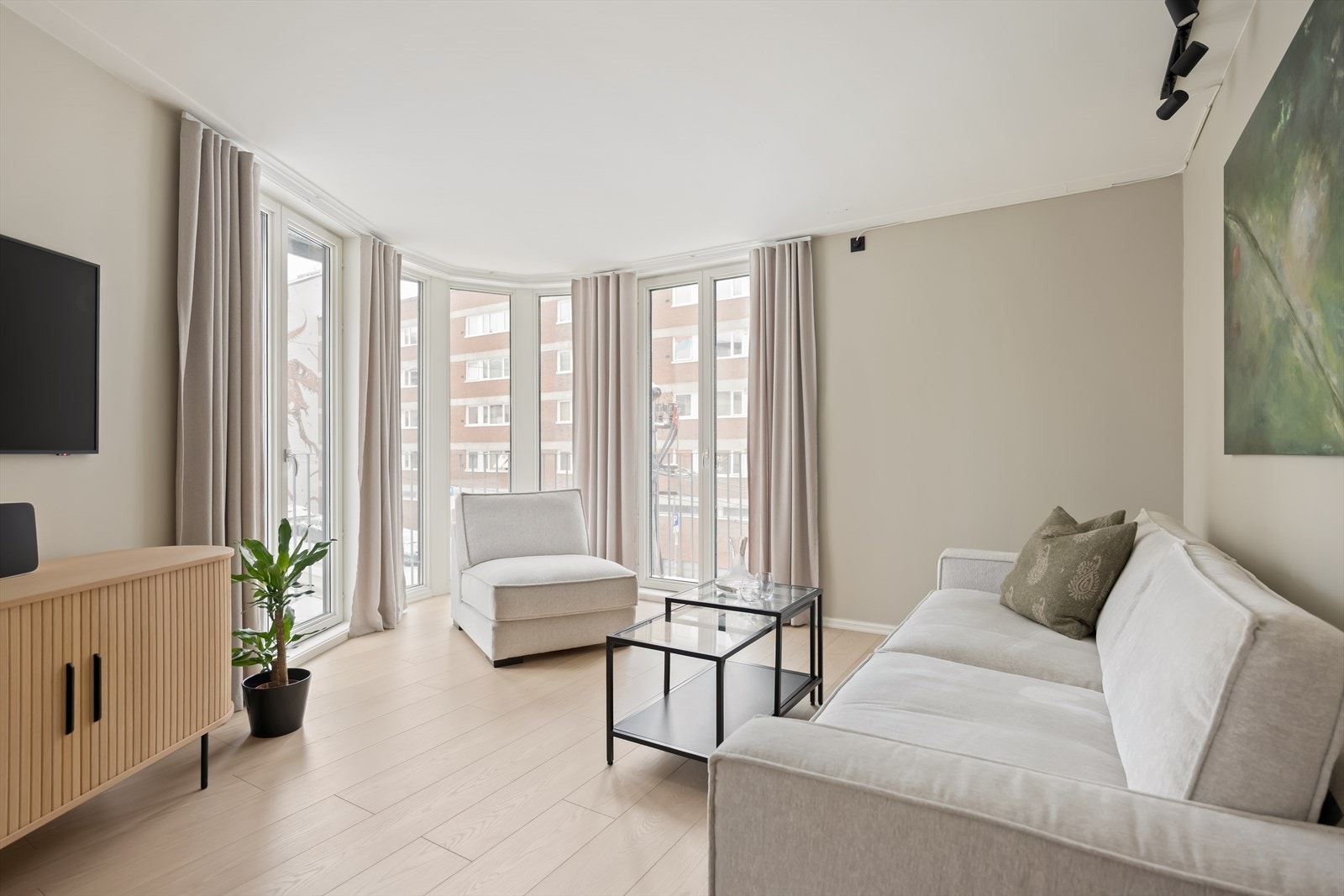 Det er lagt nytt gulv i hele leiligheten med varmefolie i 2025, som sørger for en komfortabel hverdag. Galleribilde