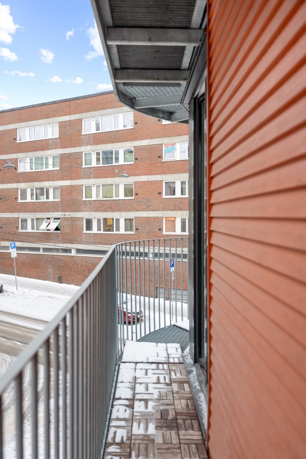 Det er trefliser på nesten hele gulvflaten på ca. 9 m². Galleribilde