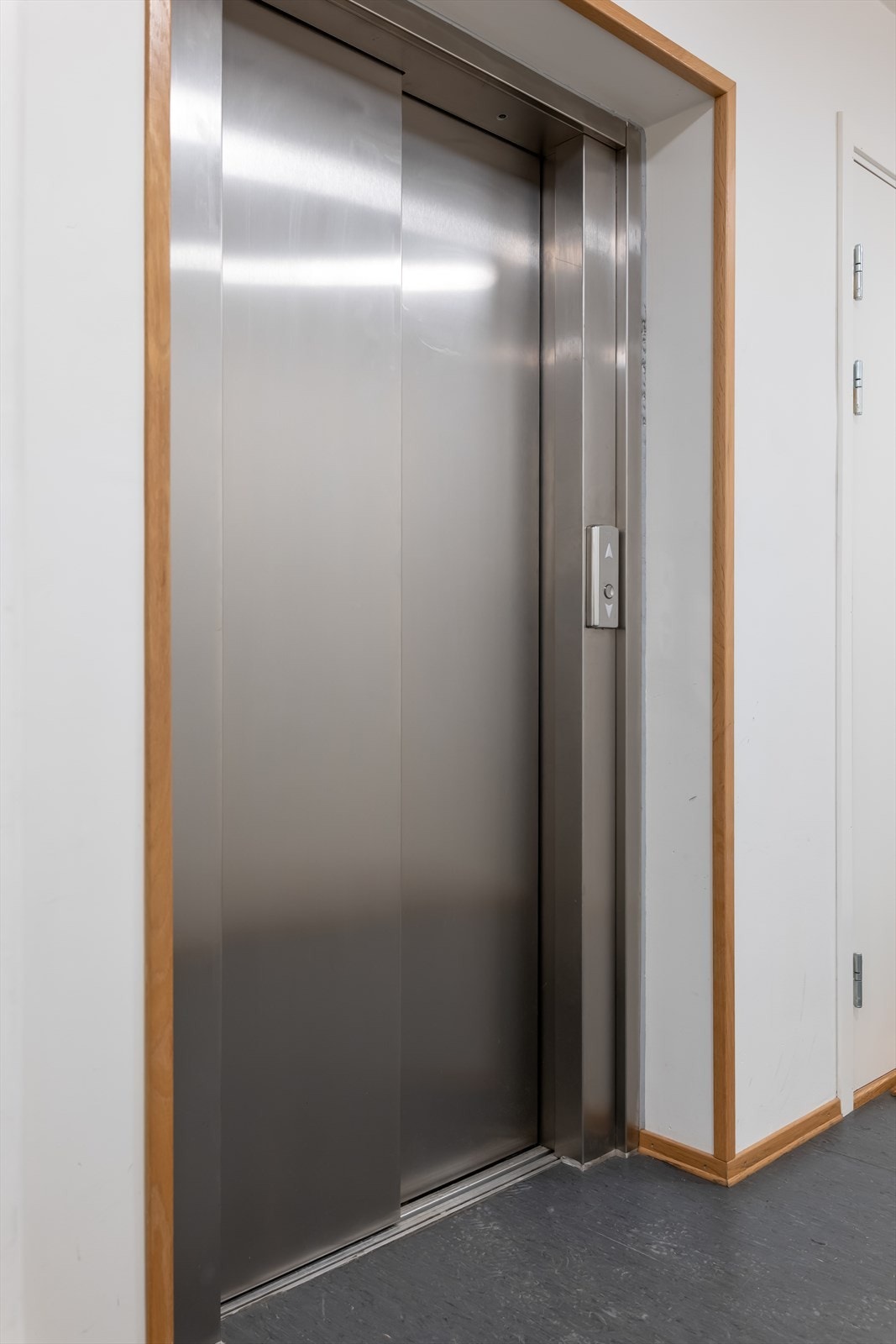 Det er enkel heis- og trappeadkomst opp til både etasjeplan og felles takterrasse. Galleribilde