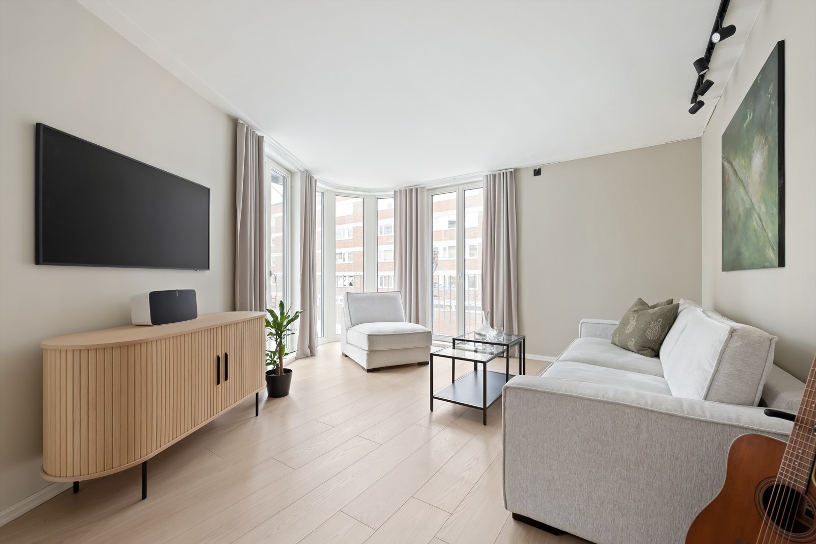 Det er to utganger til en stor hjørnebalkong på ca. 9 m² fra stuen (i tillegg til soverommet). Galleribilde