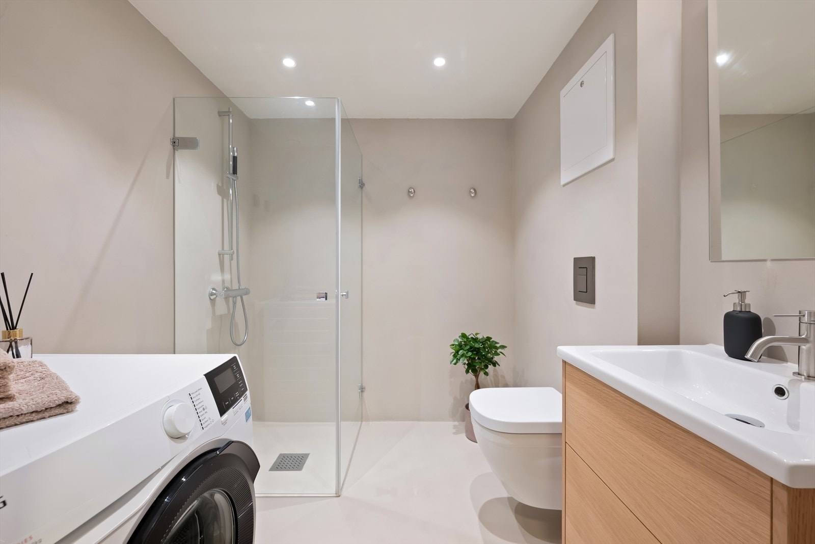 Badet har delikate overflater med mikrosement, downlights i himlingen og varme i gulvet. Det er montert opplegg for vaskemaskin. Galleribilde