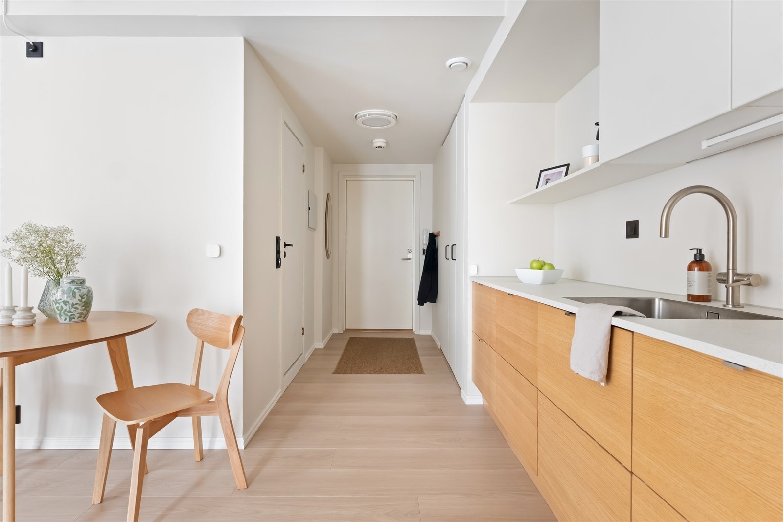 Det er gjennomgående bruk av tidsriktige farge- og materialvalg. Galleribilde