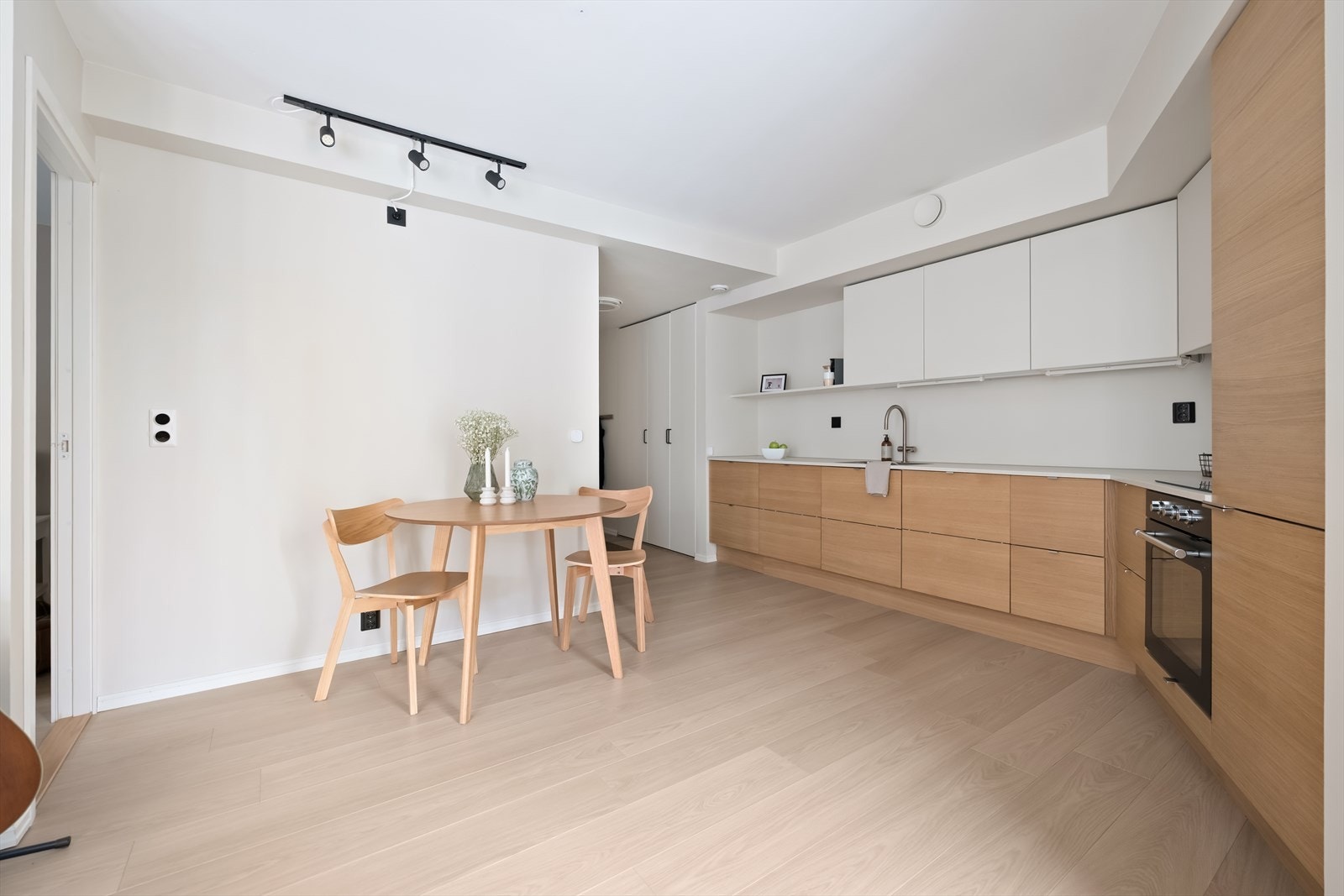 God plass til spisegruppe mellom kjøkken og stue, som skaper et naturlig skille. Galleribilde