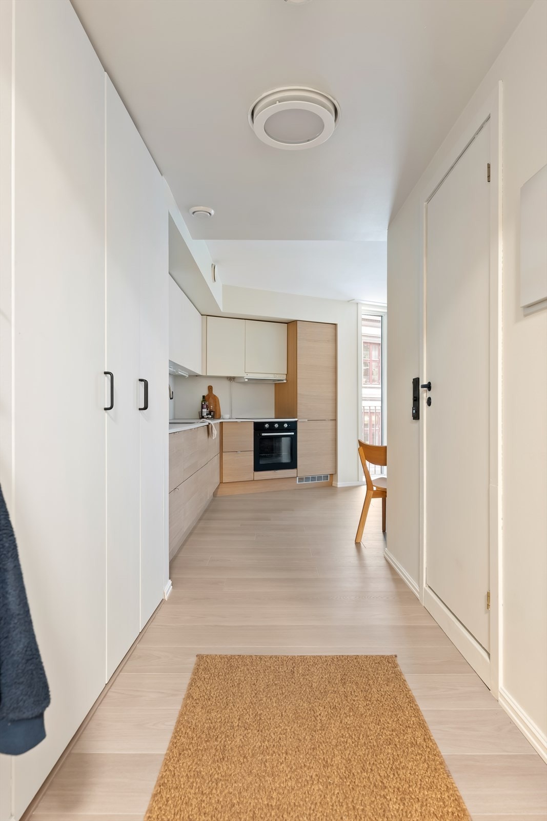 Her finner du en stor garderobeløsning som ble etablert i 2023, perfekt for å holde orden i hverdagen. Galleribilde