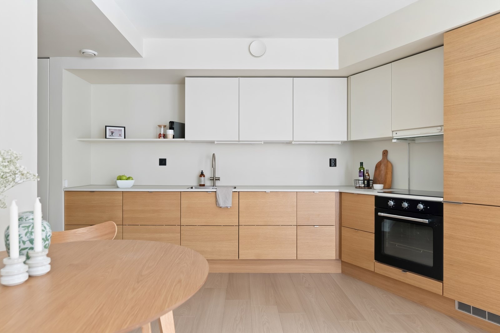 Moderne Sigdal-kjøkken med glatte, malte skapfronter og ny laminat benkeplate fra 2023. Galleribilde