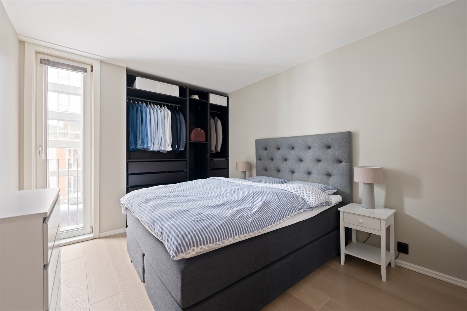 Lyst og romslig soverom med god plass til dobbeltseng og tilhørende nattbord på hver side. Galleribilde