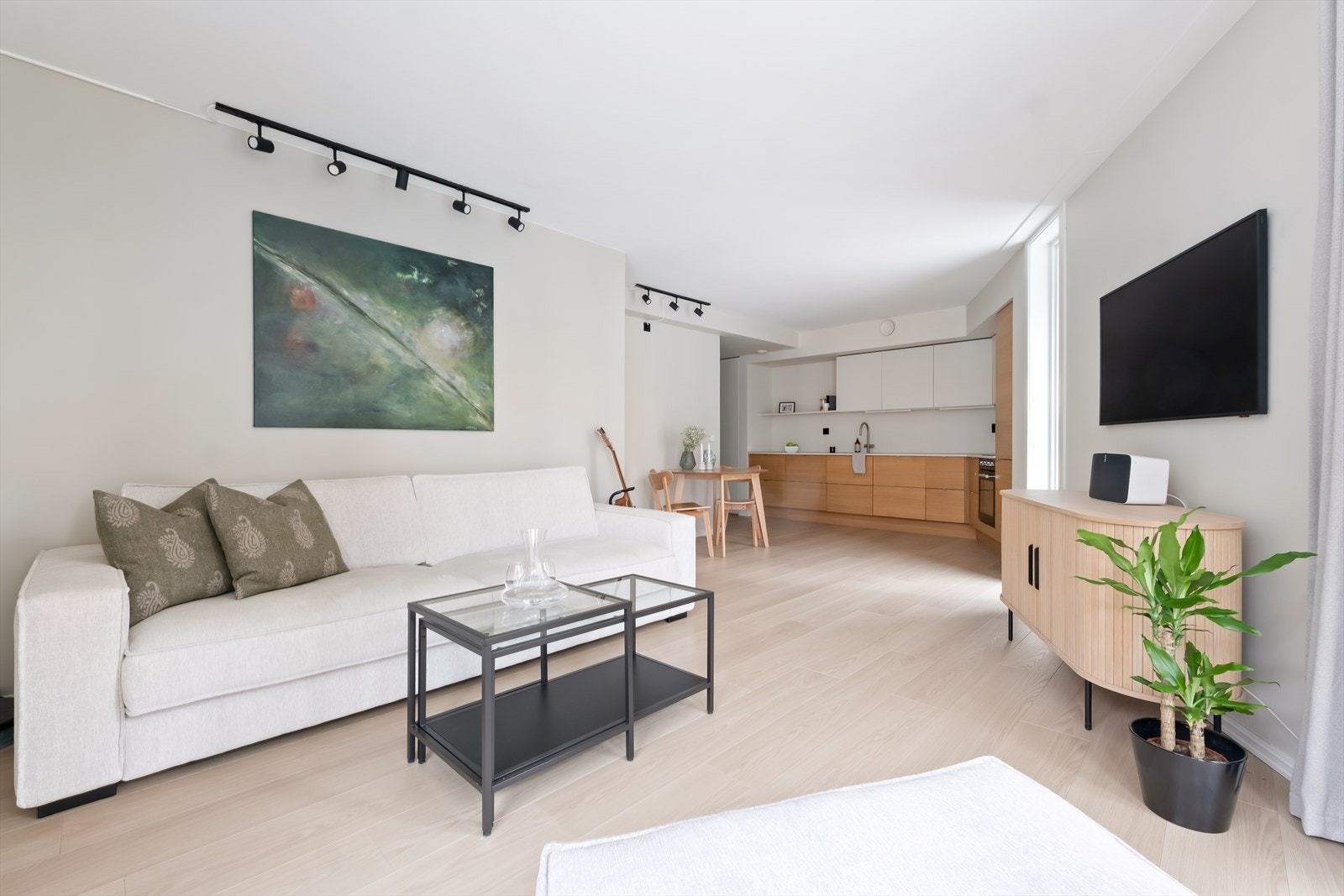 Leiligheten ligger i 3. etasje med heisadkomst og har en smart planløsning med store vindusflater som gir rikelig med naturlig lys. Galleribilde