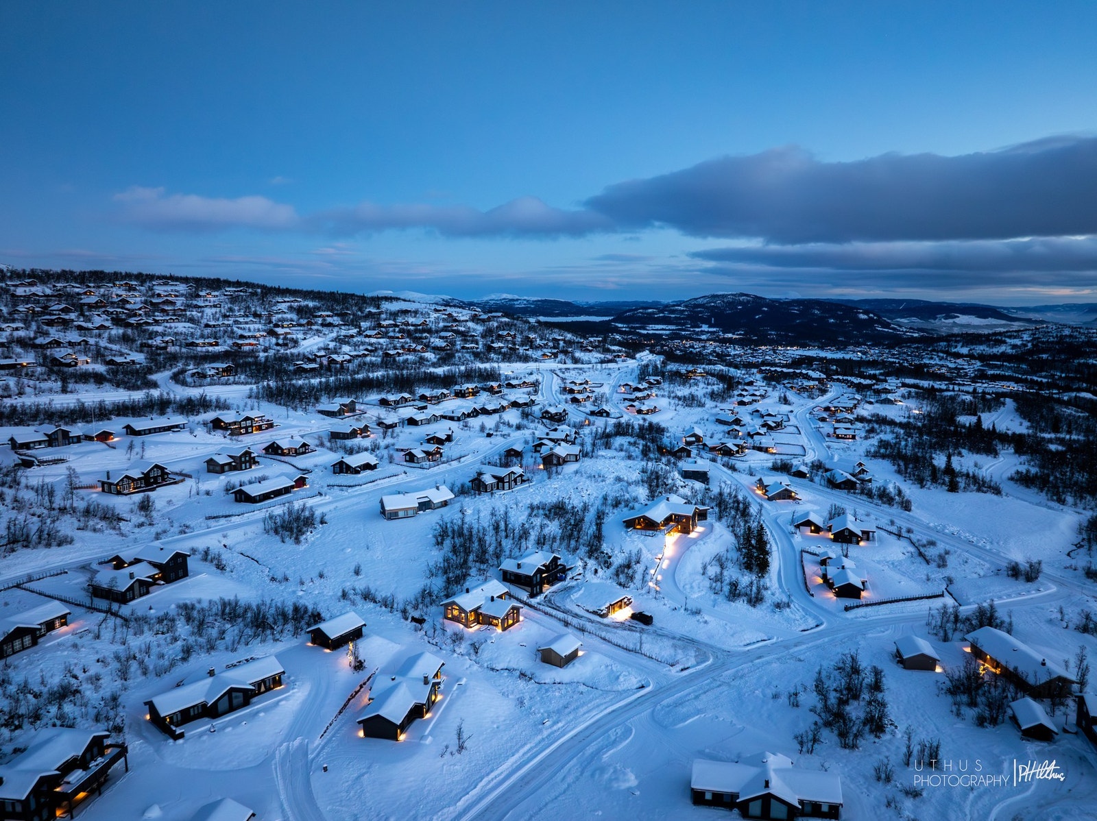 Beitostølen er den komplette og urbane fjelldestinasjonen. Det som gjør Beitostølen så spesiell er nærheten til fjellet og den intime atmosfæren - alpinbakker, langrennsløyper, restauranter, puber, butikker og andre severdigheter samlet på ett sted. Beito Galleribilde