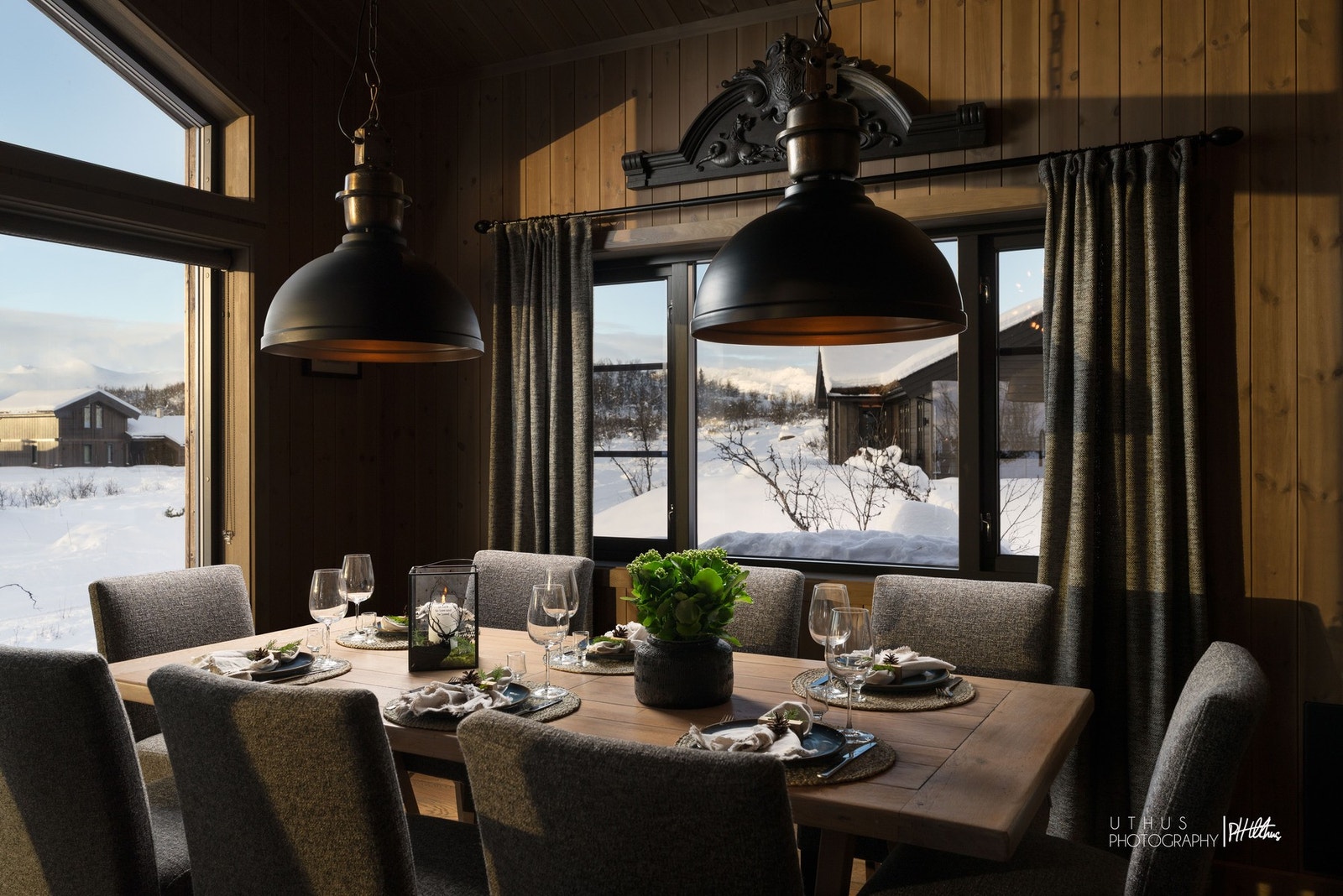 Kjøkken og spiseplass er naturlig samlingspunkt, og her finner du en stemningsskapende vedovn fra Hwam, Classic 4, med både kokeplater og bakerovn - ideelt for lange måltider, sosialt samvær og ekte hyttekos Galleribilde