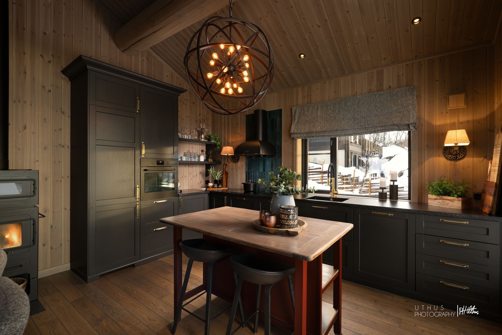 Kjøkken og spiseplassen er i egen sone, adskilt fra de øvrige rommene.
Kjøkkenøya har et gammeldags utseende og passer godt rommet svært godt. Den er praktisk for oppbevaring eller som ekstra benkeplass Galleribilde