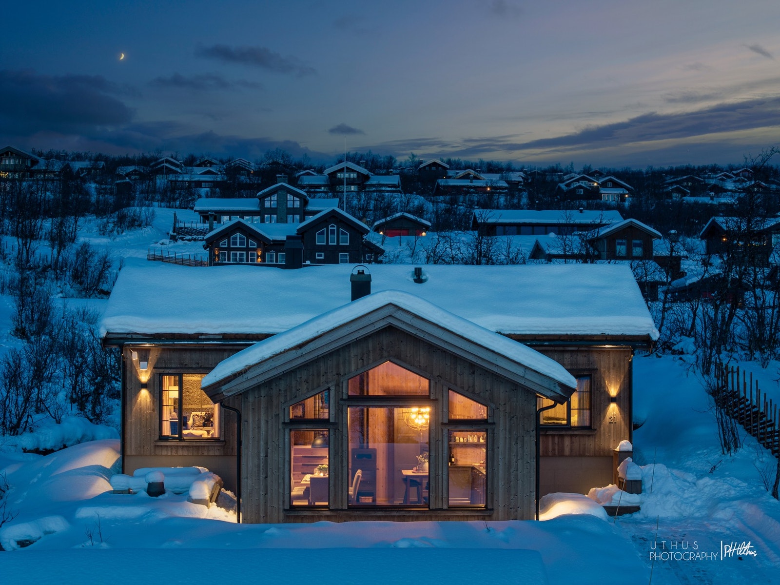 Velkommen til Lyarvegen 21 - en delikat hytte oppført i 2024.
Arkitekttegnet modell fra Tindehytter AS og ført opp av lokal entreprenør og håndverkere Galleribilde