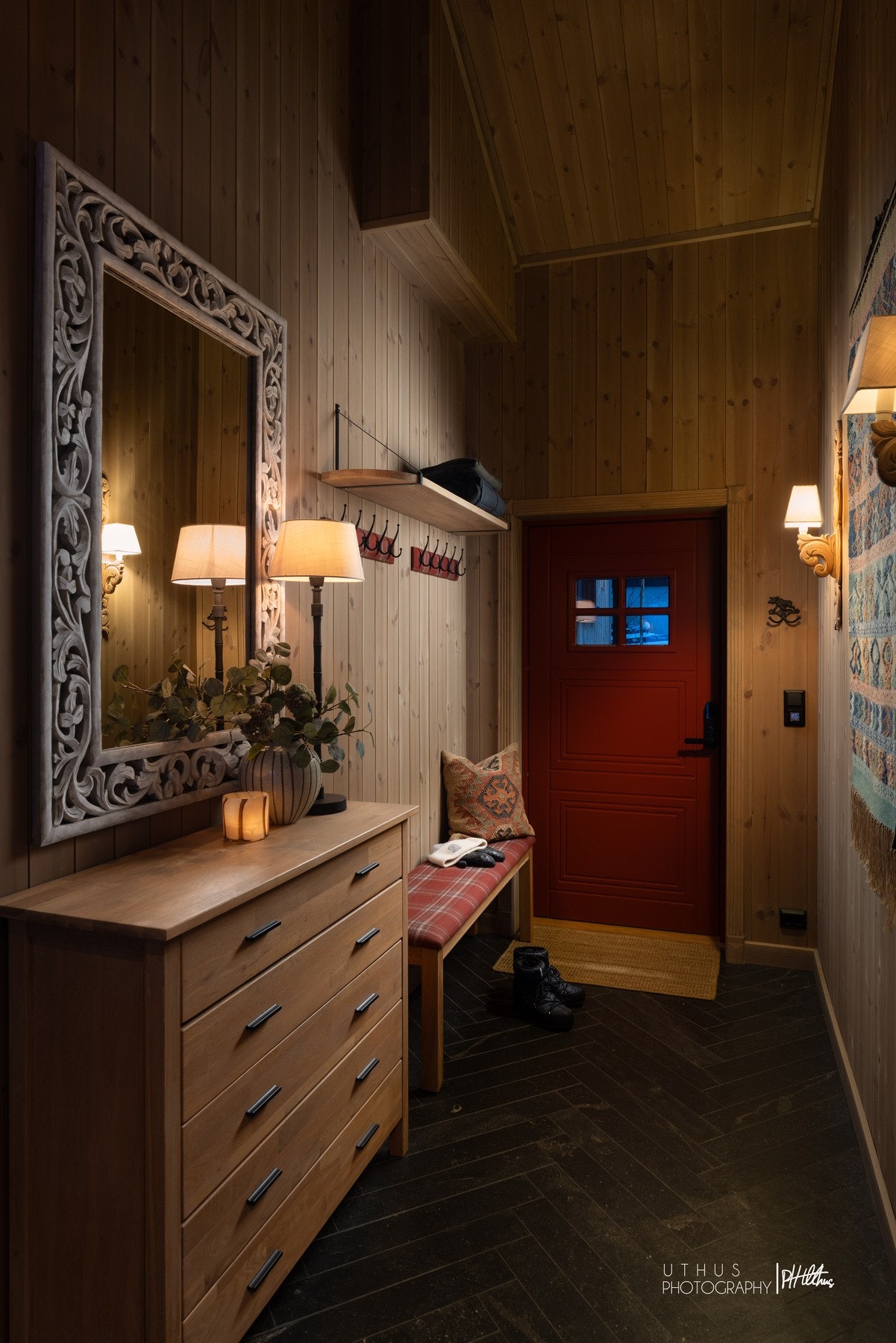 I entré er det lagt fliser i fiskebensmønster i størrelse 10x60 cm, også av typen Ibla Nera Lappato. Det er varmekabler.
Rød dør gir det fine hyttepreget Galleribilde