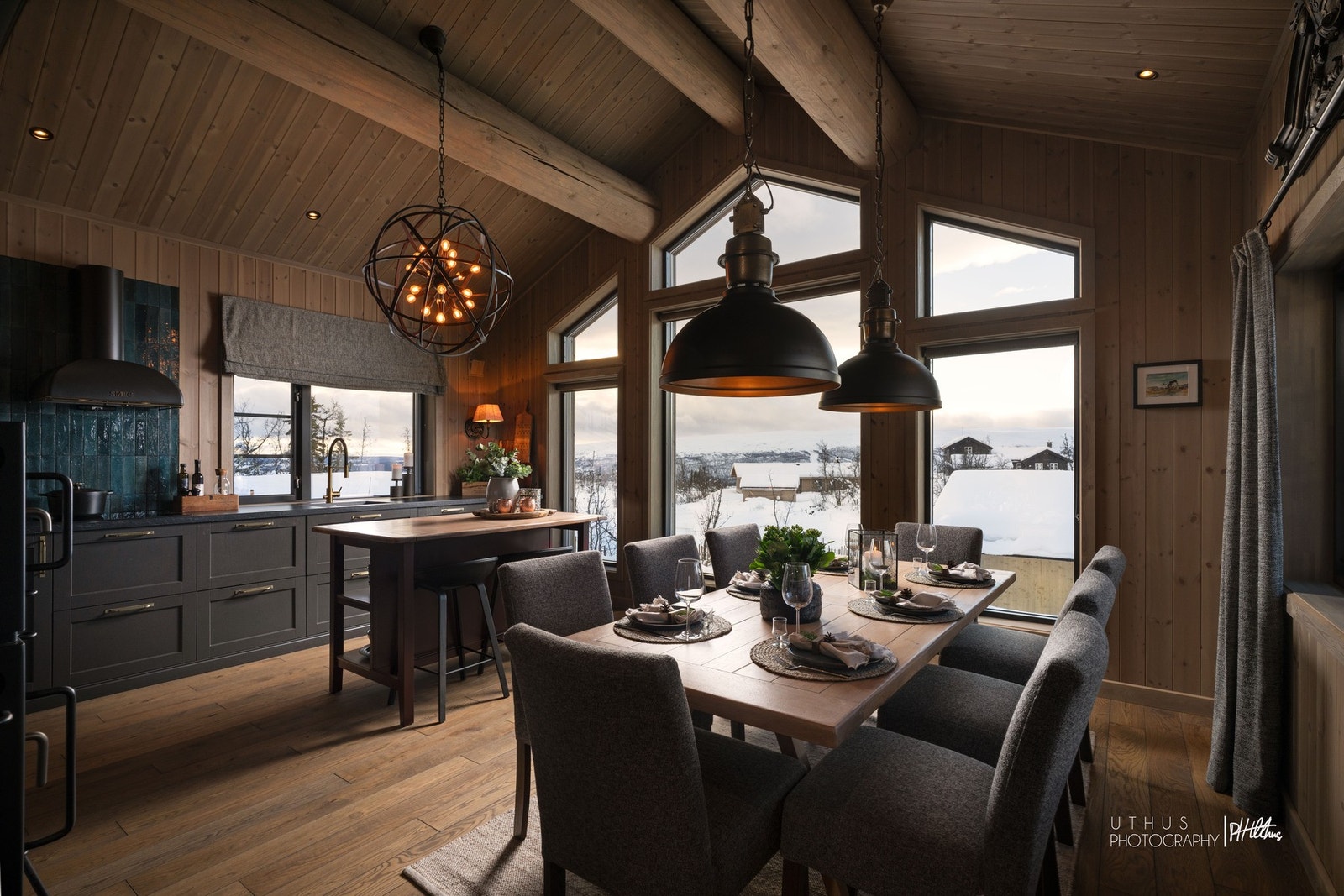 Hytta er gjennomført med lune materialvalg, store vindusflater, god takhøyde og en praktisk planløsning Galleribilde