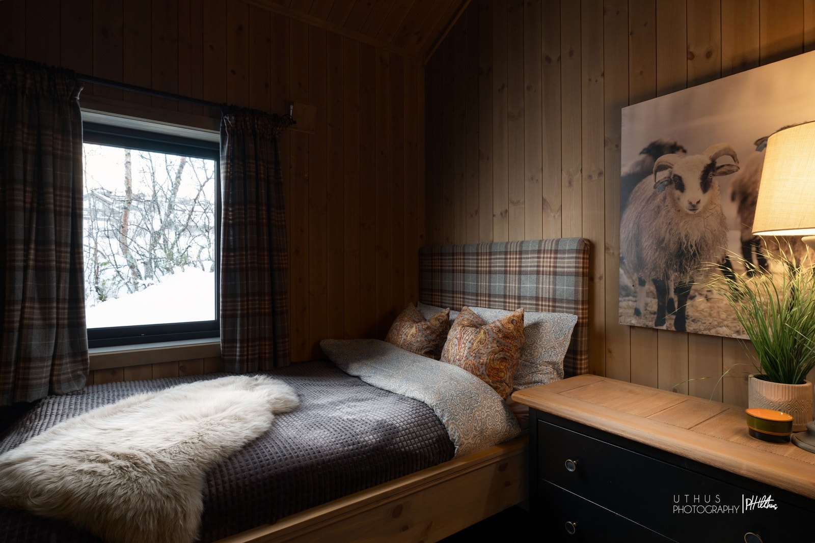 Soverom 3 har plassbygget seng og kommode Galleribilde