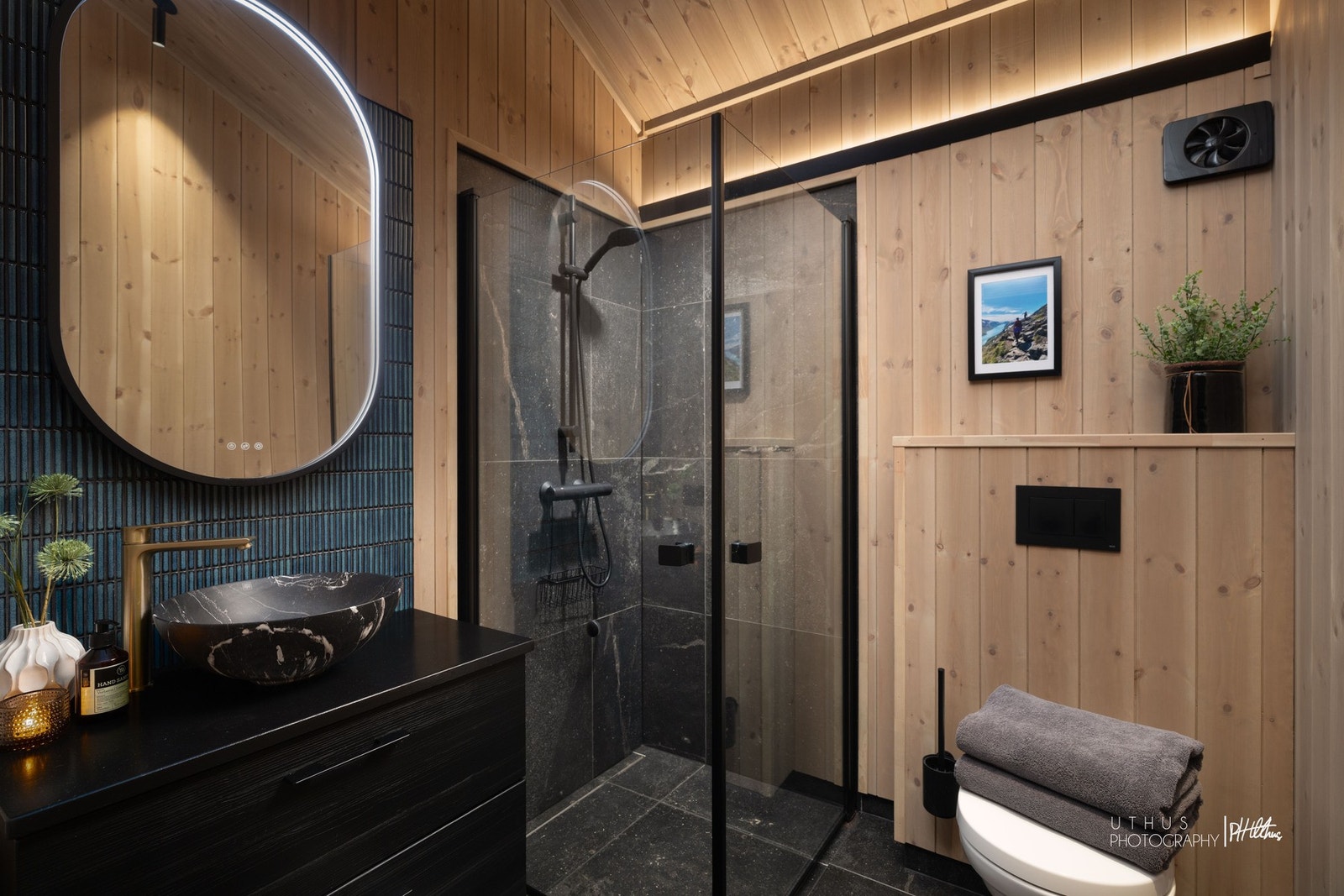 Bak spilen er det mosaikk fliser av typen Mini Kit Kat Cyan Blue (en høykvalitets glasert porcelanatomosaikk som er vann- og frostbestandig) Galleribilde