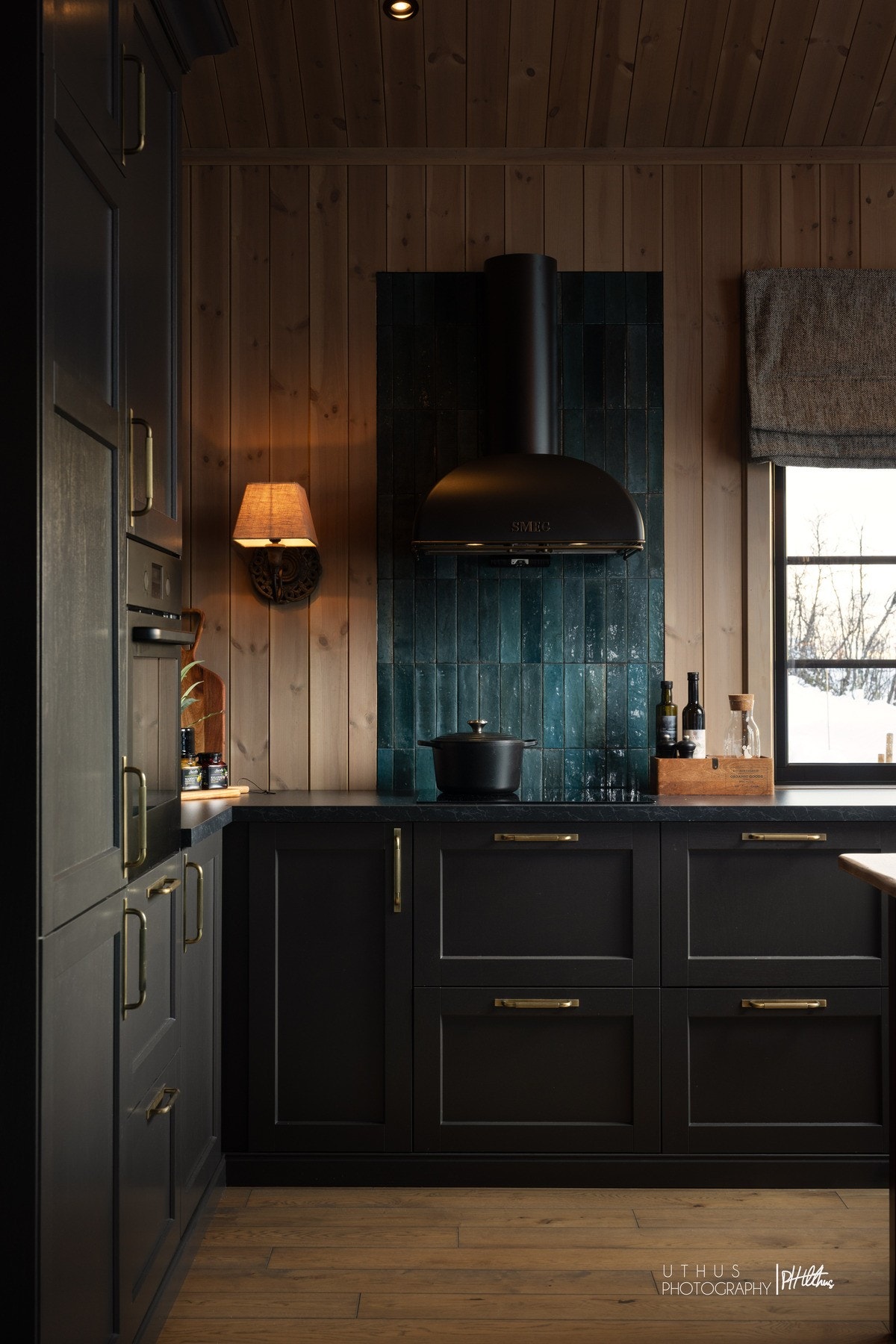 Bak koketoppen og ventilator er det flotte fliser med navn Lume Blue fra Modena. Den tilpassede innredningen og flisvalg skaper en rustikk, men harmonisk stil til rommet. Ventilator er fra SMEG med buet og pent design Galleribilde