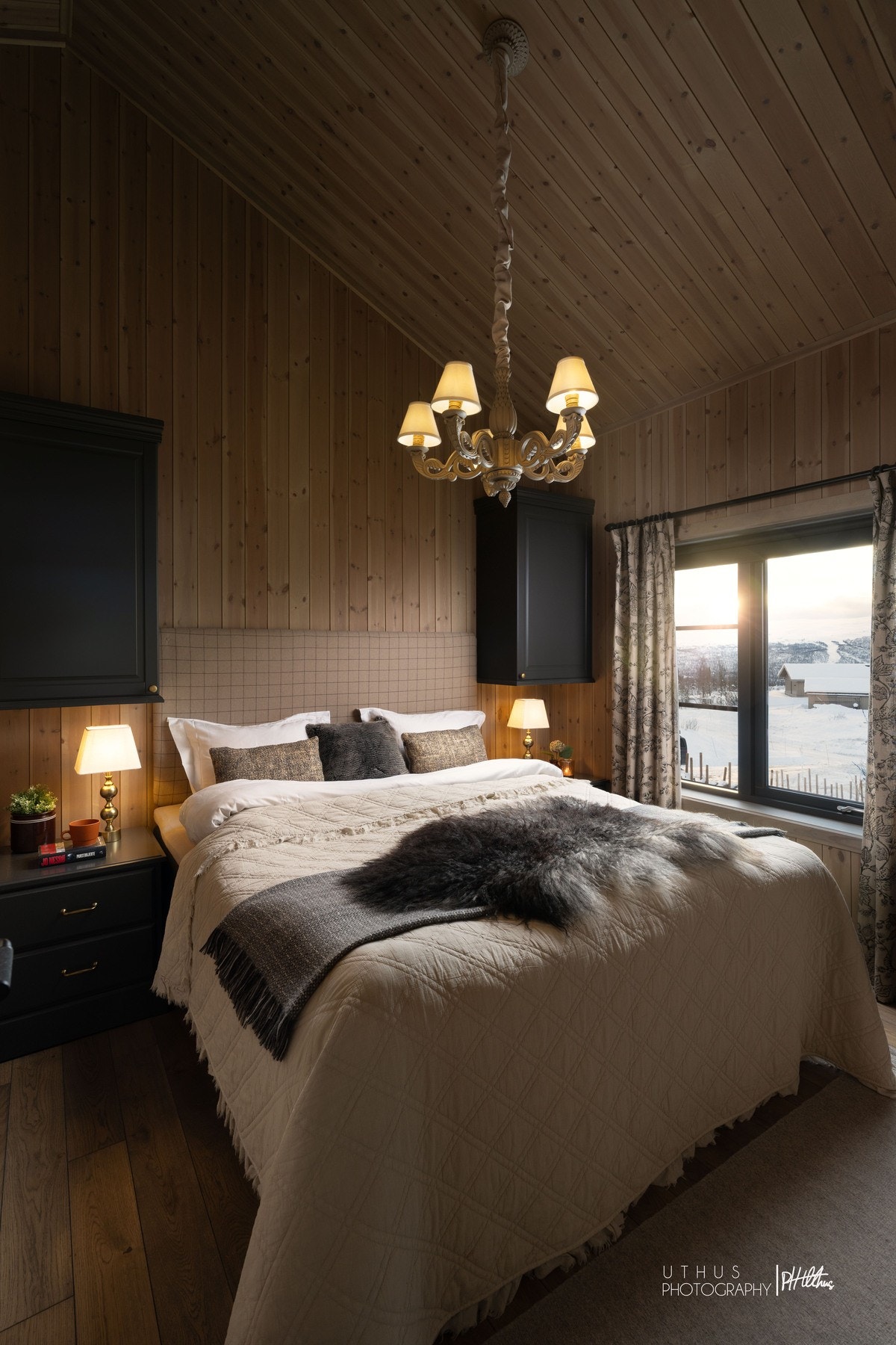 Hovedsoverom og soverom 2 har plass til dobbeltseng. Overskap og nattbord med skuffer på hver side av sengen Galleribilde