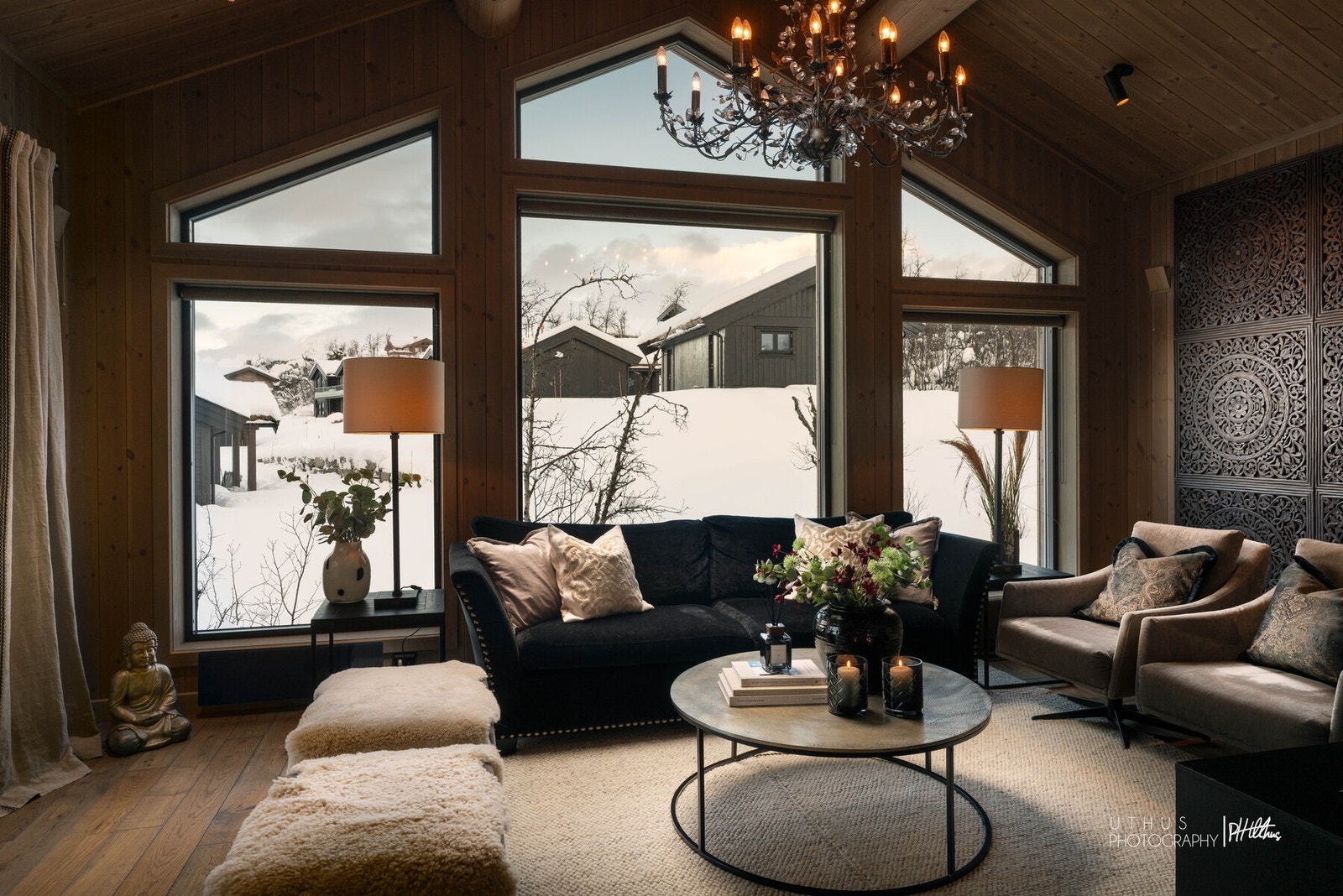 Det er valgt tilfarergulv med 1-stavs heltre eikegulv fra Moelven, rustic og børstet i den elegante fargetonen Hellegrå, som gir et eksklusivt og tidløst uttrykk Galleribilde