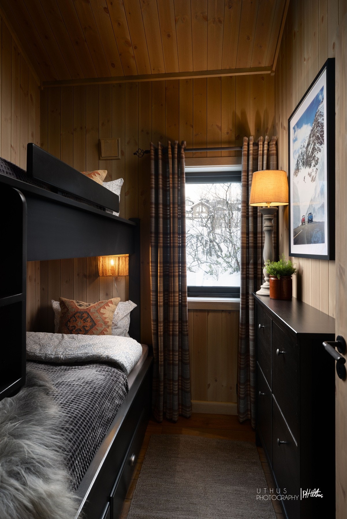 Soverom 4 har køyeseng med skuffer i sokkel samt kommode/skoskap Galleribilde