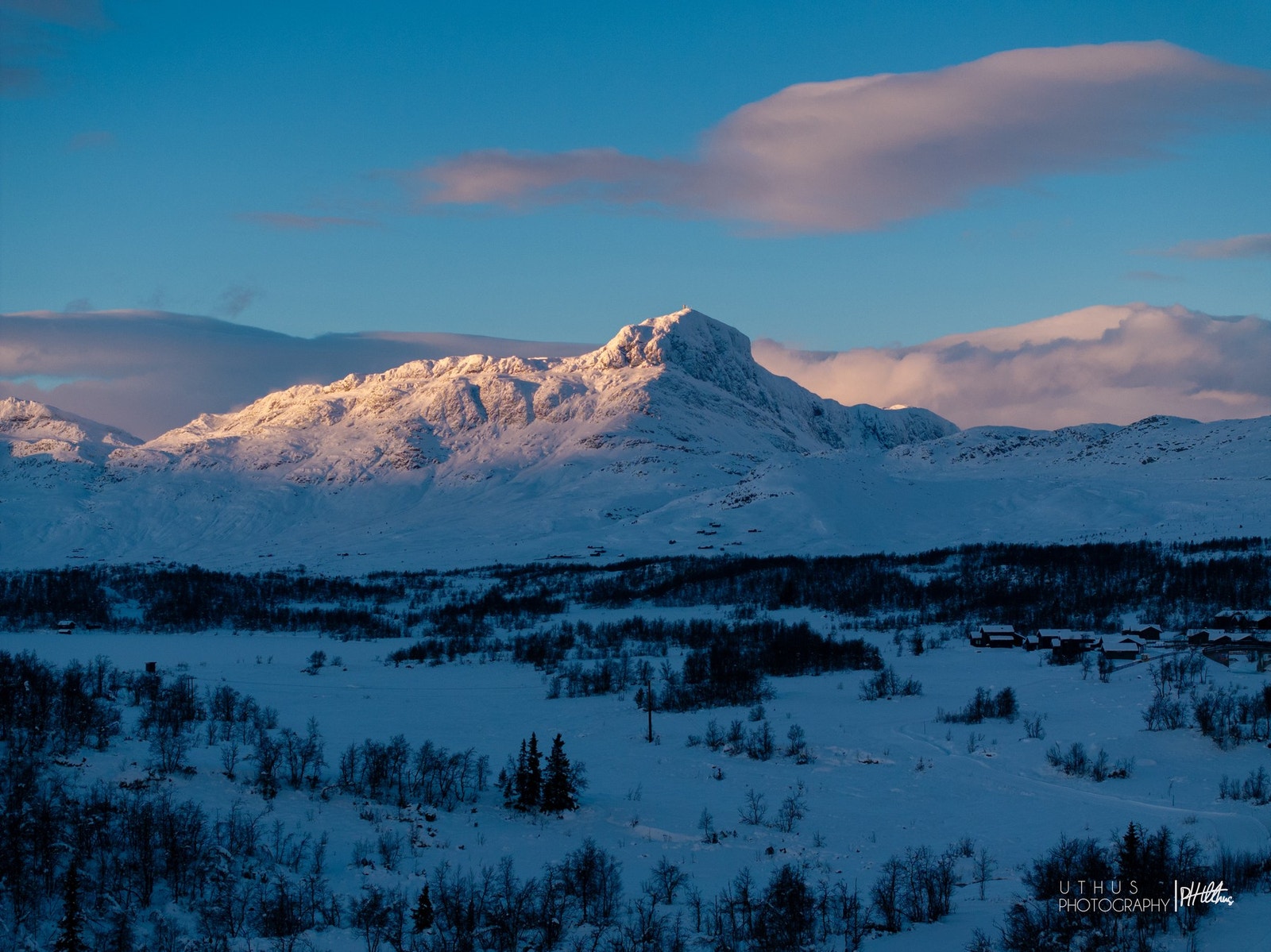 Bitihorn (1607 m) er også en populær topp for hele familien, turen starter kun få minutters kjøring fra eiendommen Galleribilde