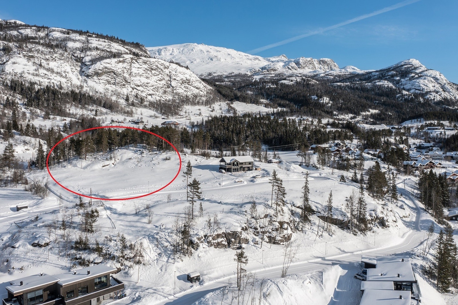 Tomtene ligger på solsiden, midt mellom Hemsedal sentrum og Hemsedal Skisenter. Galleribilde