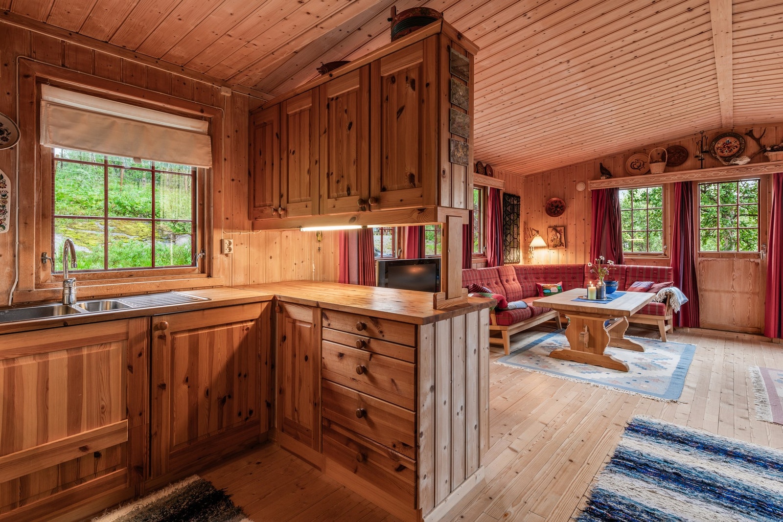 Åpen løsning fra kjøkken til spisestue/stue Galleribilde