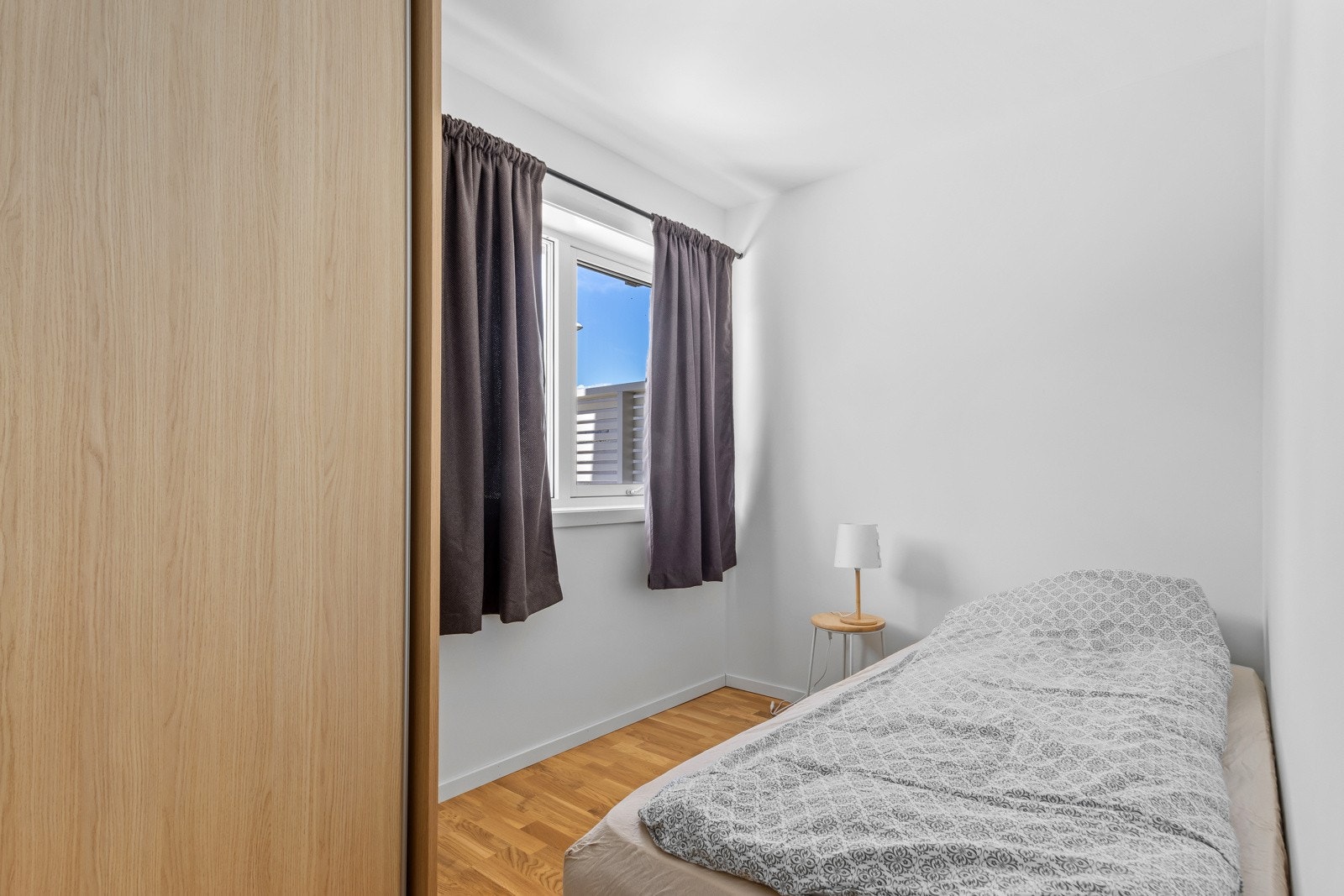 Soverom med garderobe Galleribilde