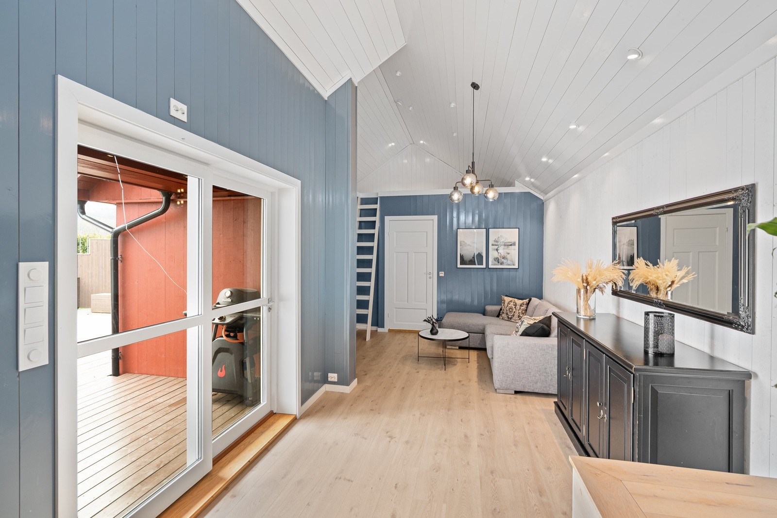 Stue i tilbygg med god takhøyde og skyvedør til uteplass. Hems over bad. Galleribilde