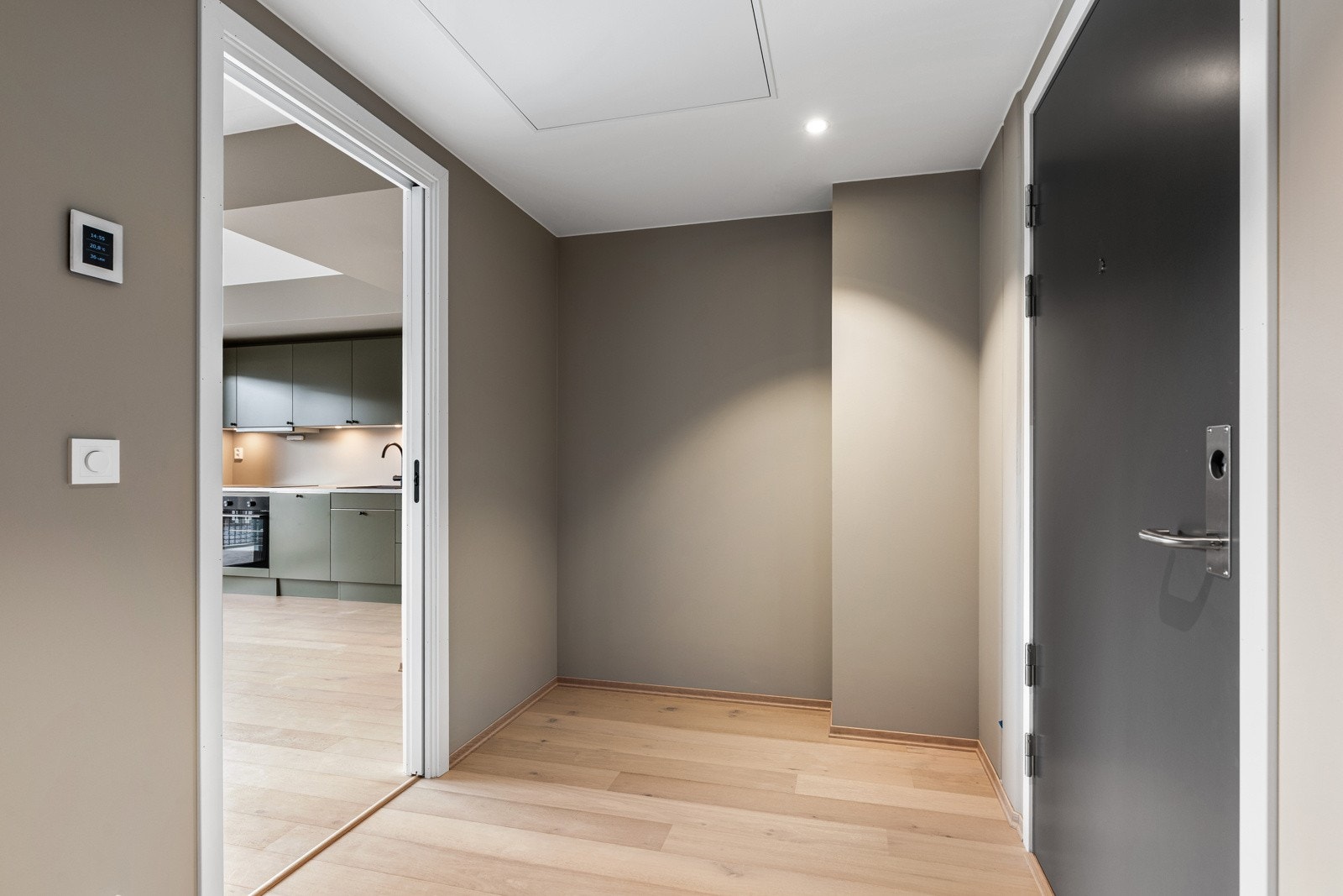 Inne blir vi ønsket velkommen i en pen entre med lysemalte vegger og 1-stavs eikeparkett på gulv. Galleribilde